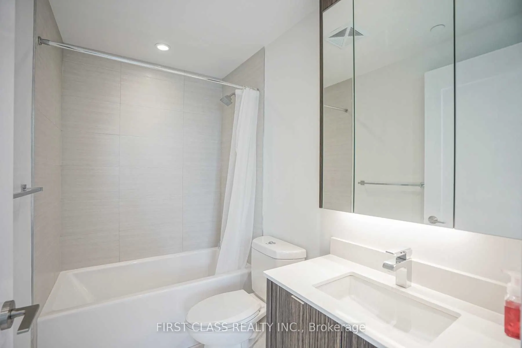 15 Merchants' Wharf Street, #701