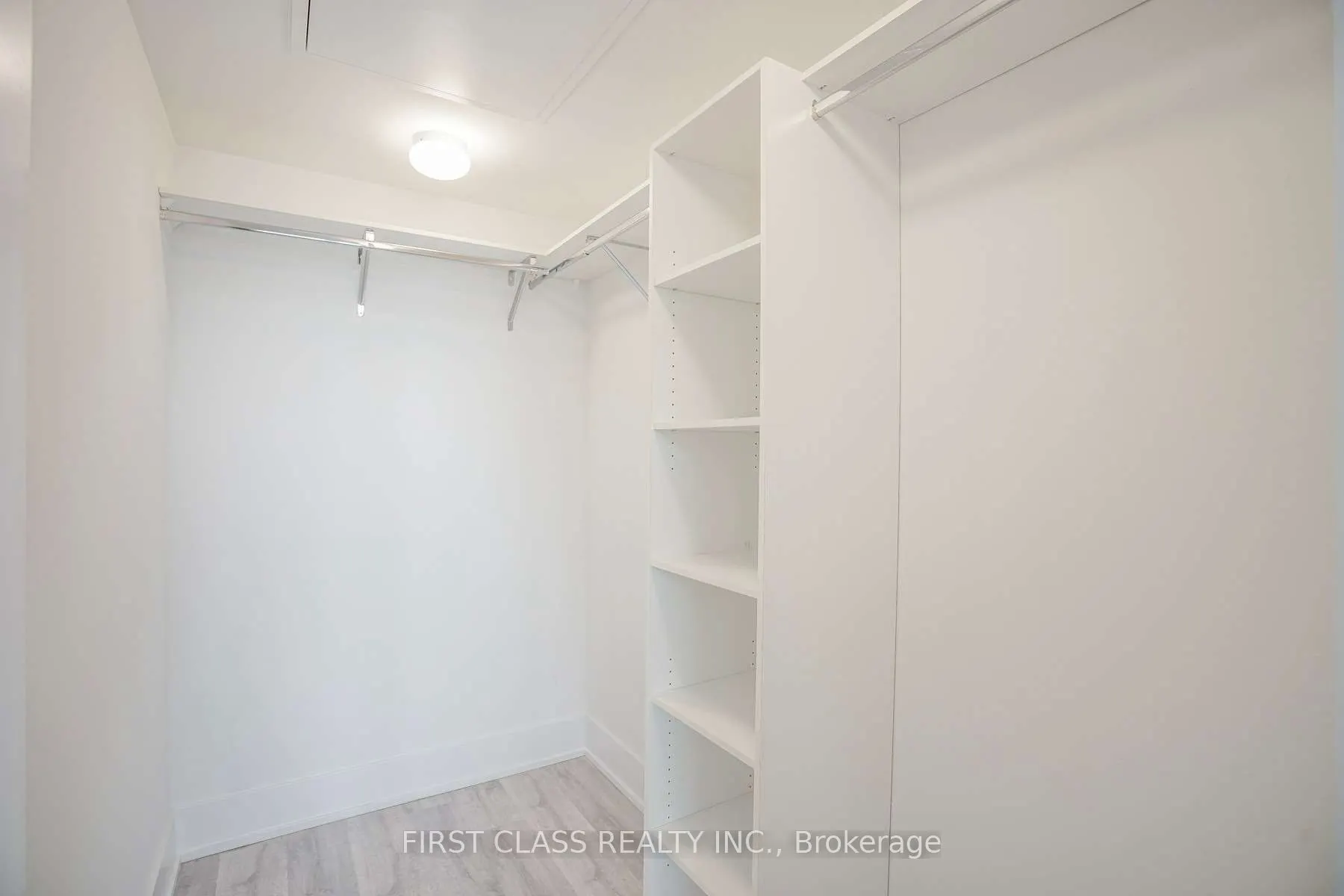 15 Merchants' Wharf Street, #701