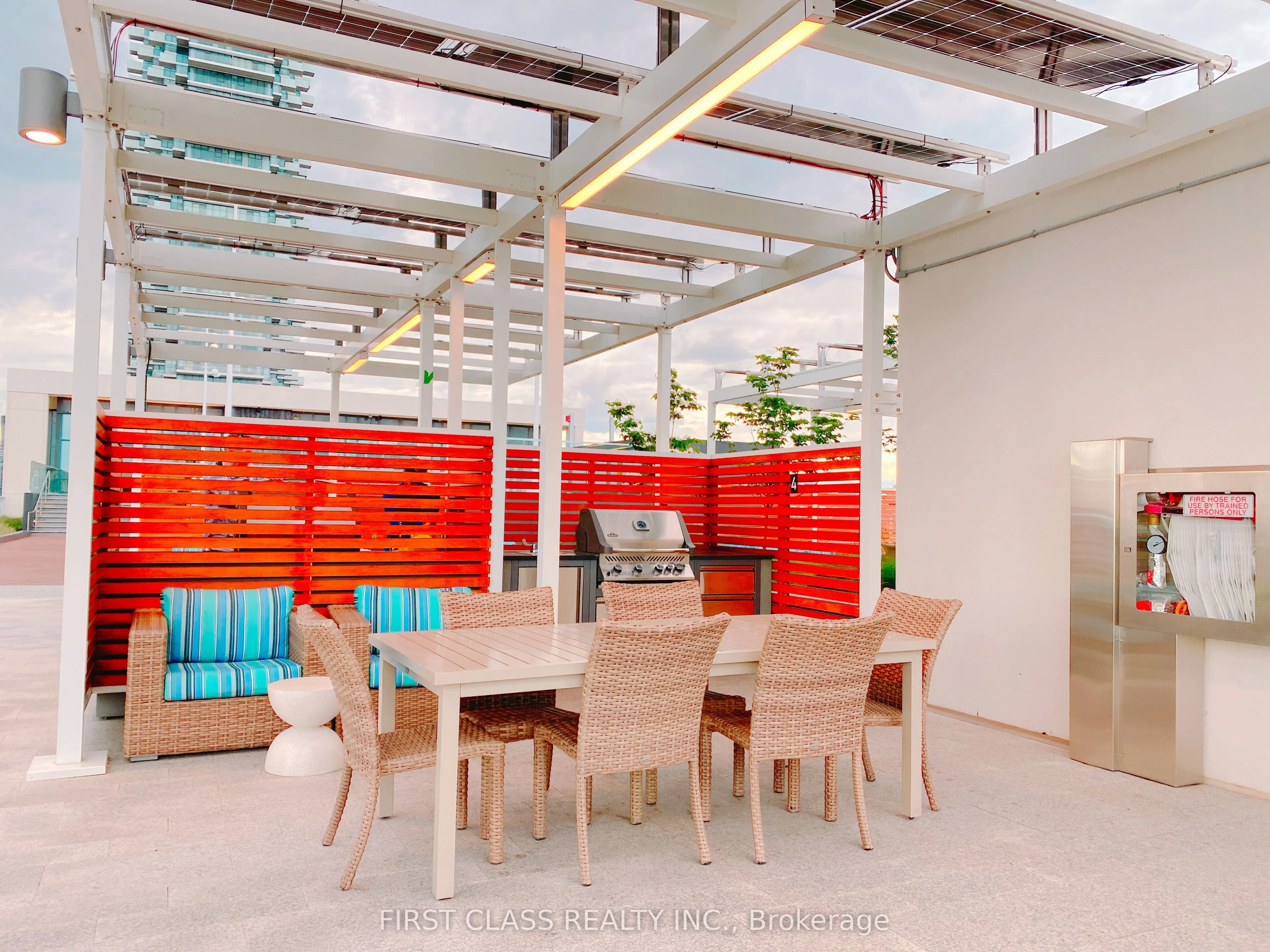 15 Merchants' Wharf Street, #701