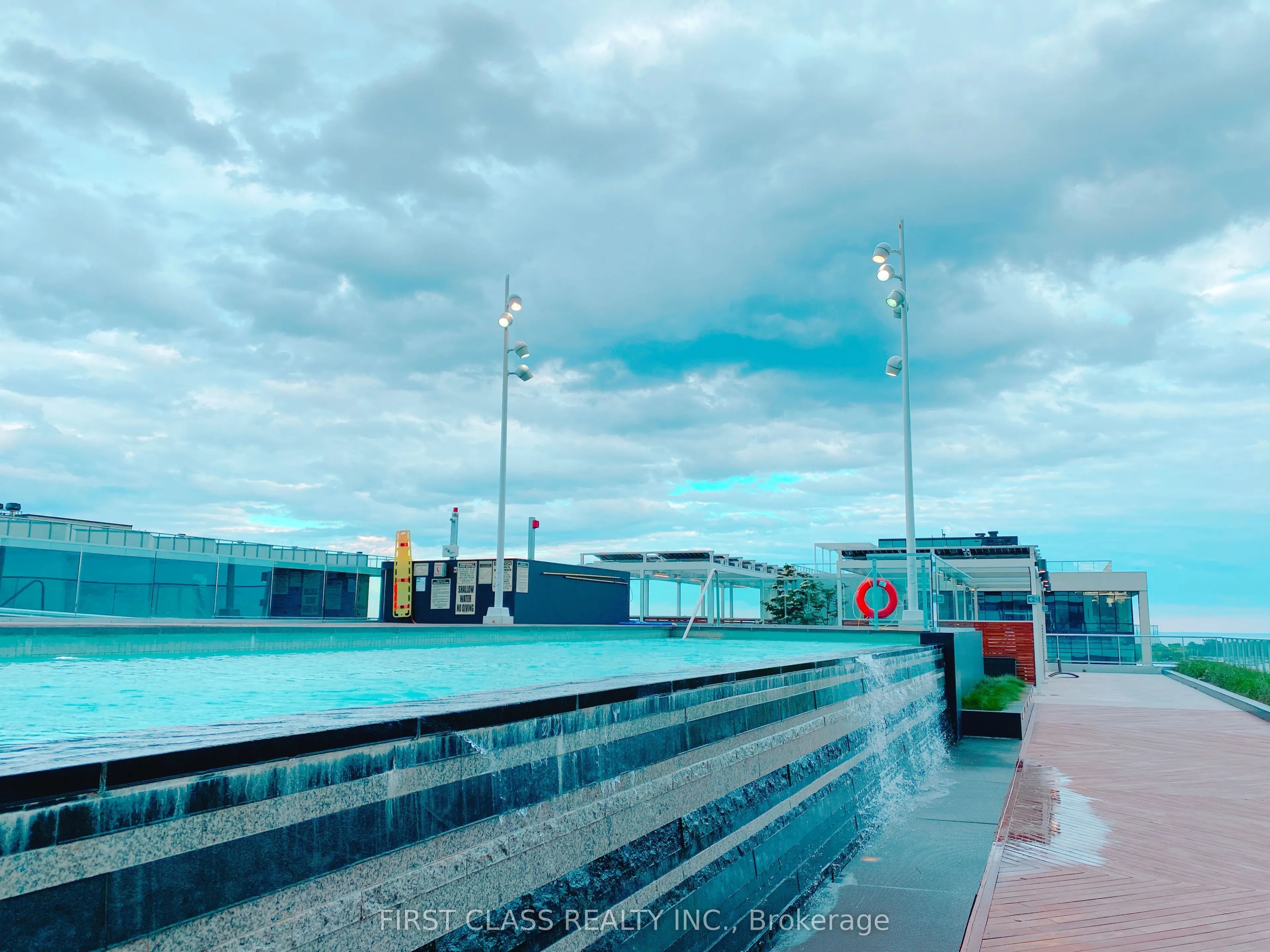 15 Merchants' Wharf Street, #701