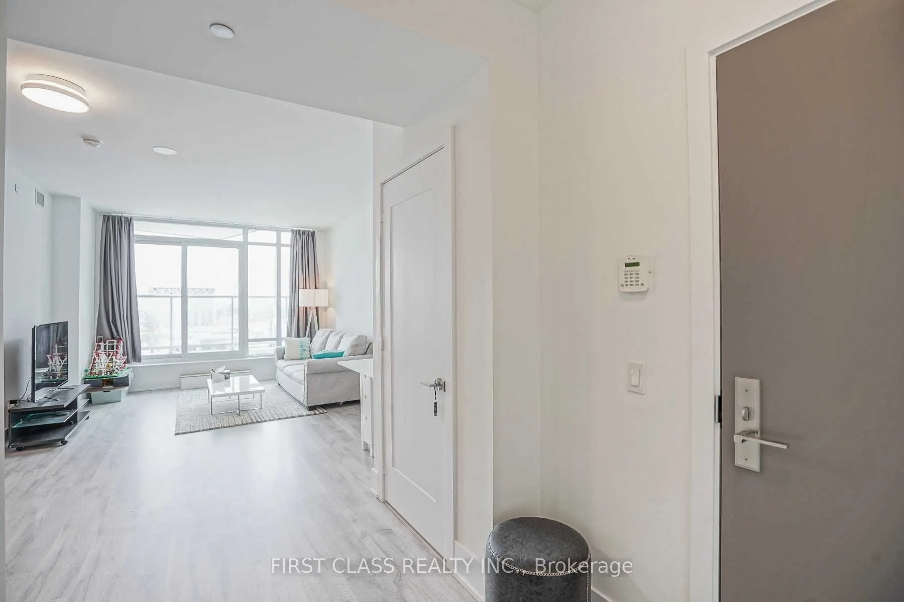 15 Merchants' Wharf Street, #701