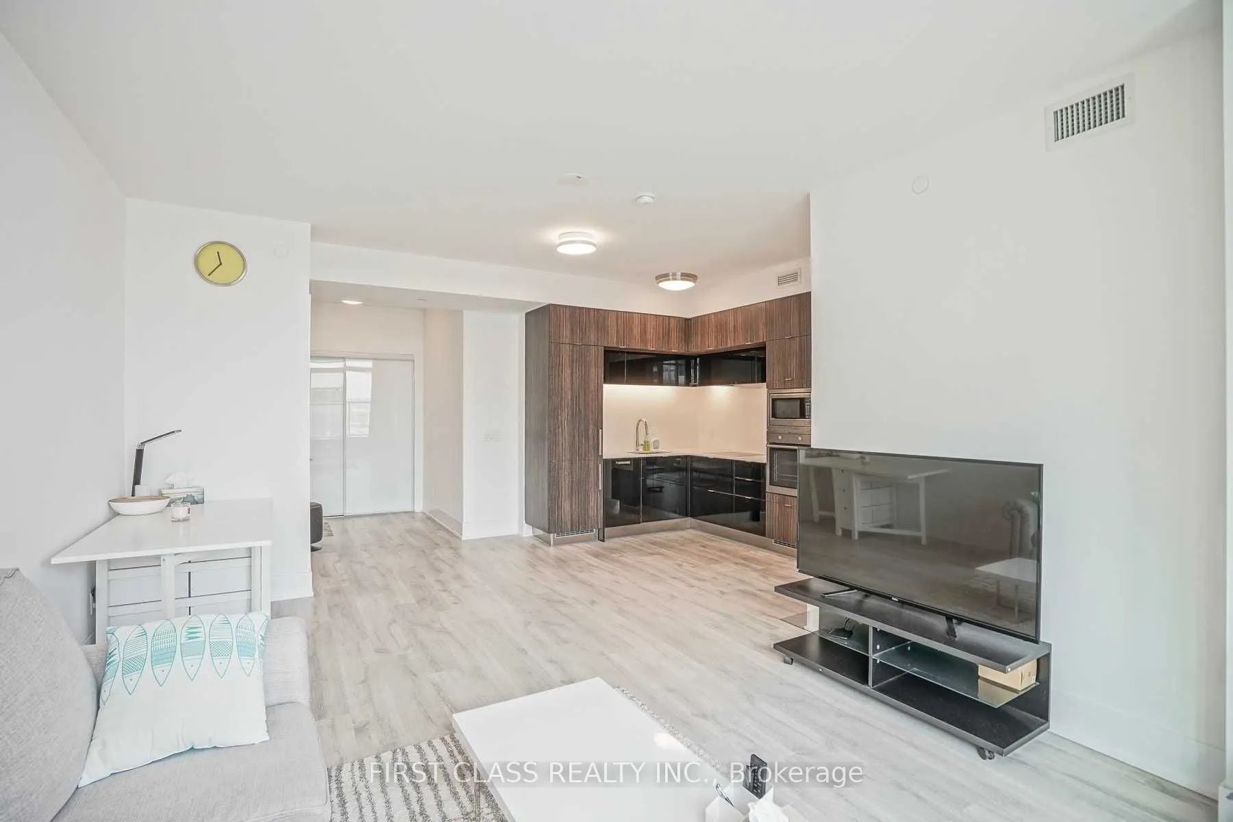 15 Merchants' Wharf Street, #701