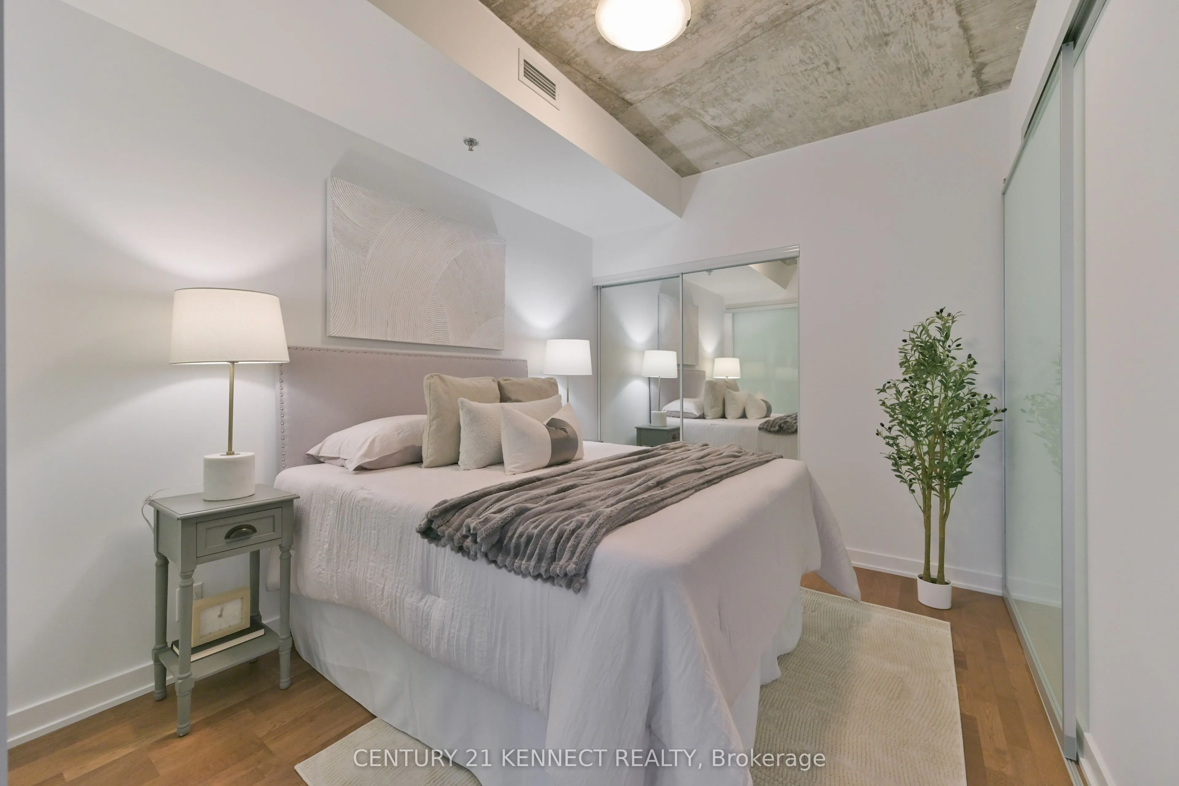 15 Beverley Street, #607