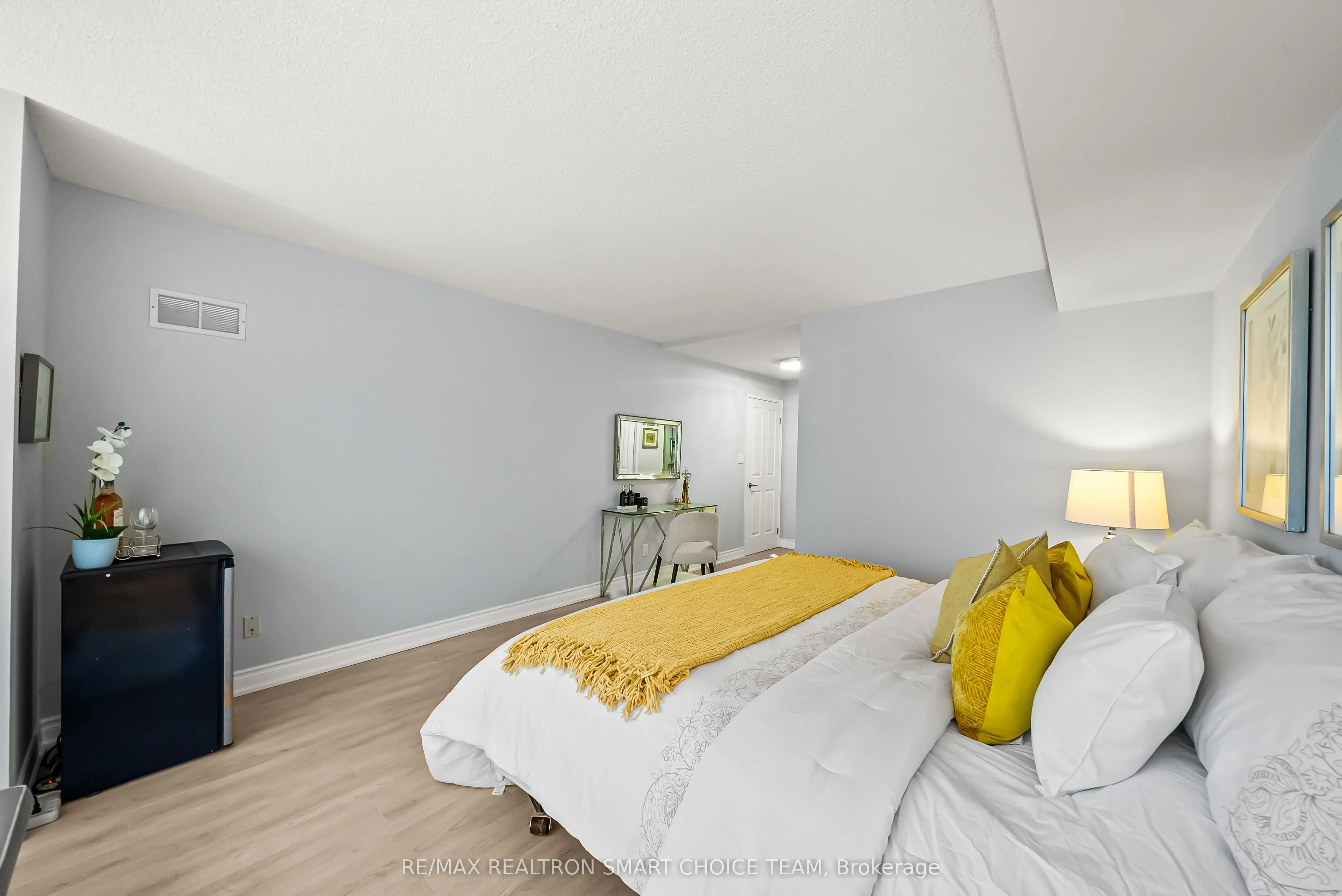 28 Hollywood Avenue, #1211