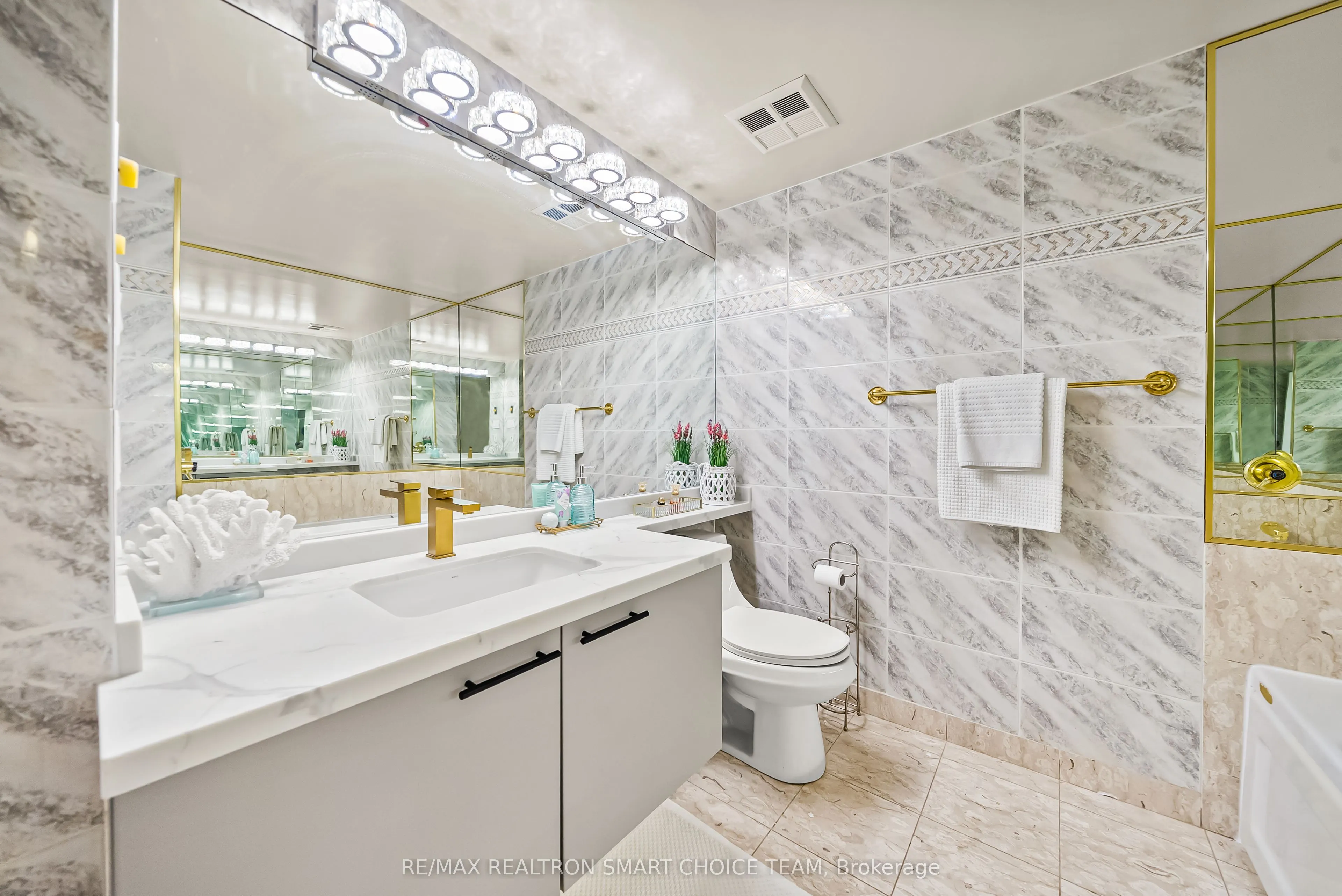 28 Hollywood Avenue, #1211