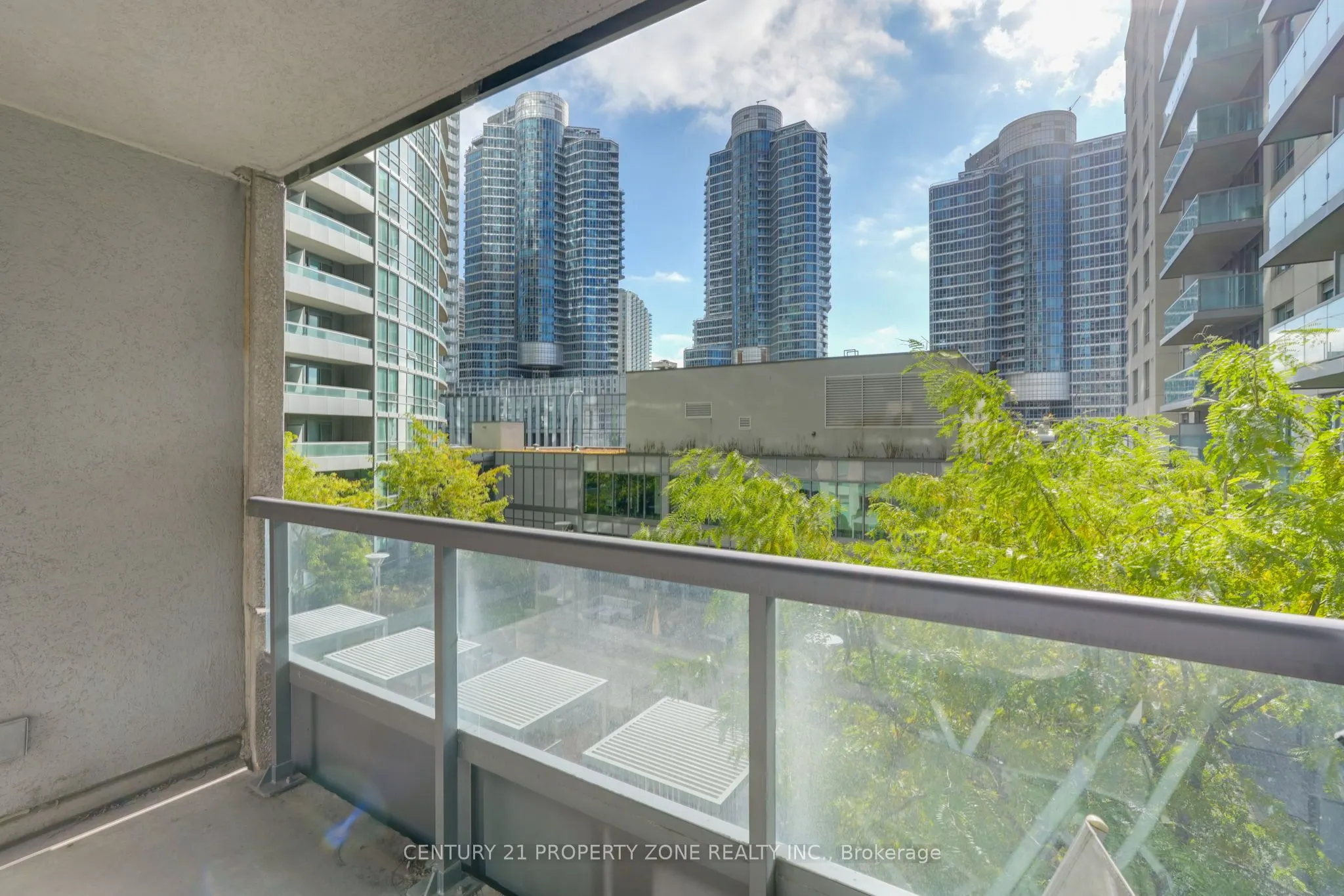 25 Lower Simcoe Street, #527