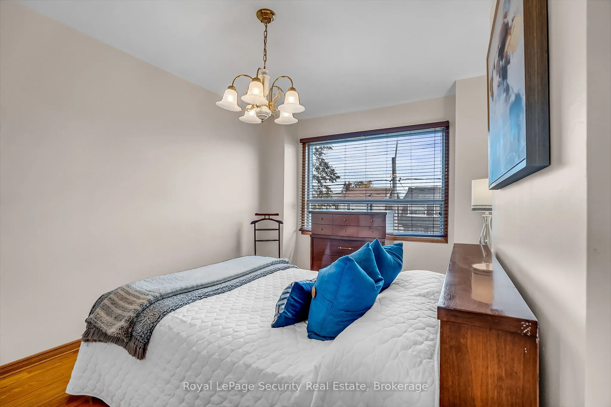 1937 Dufferin Street