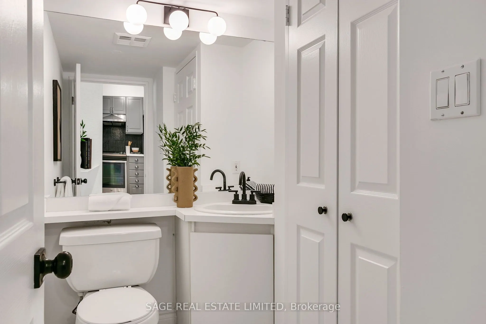 24 Wellesley Street W, #912