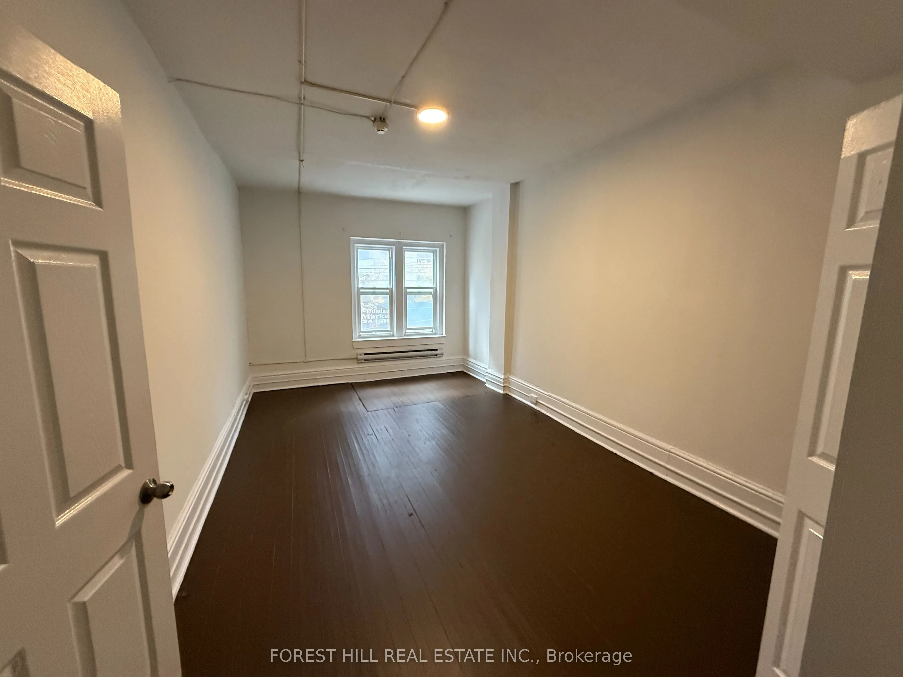 132 Dundas Street E, #Upper