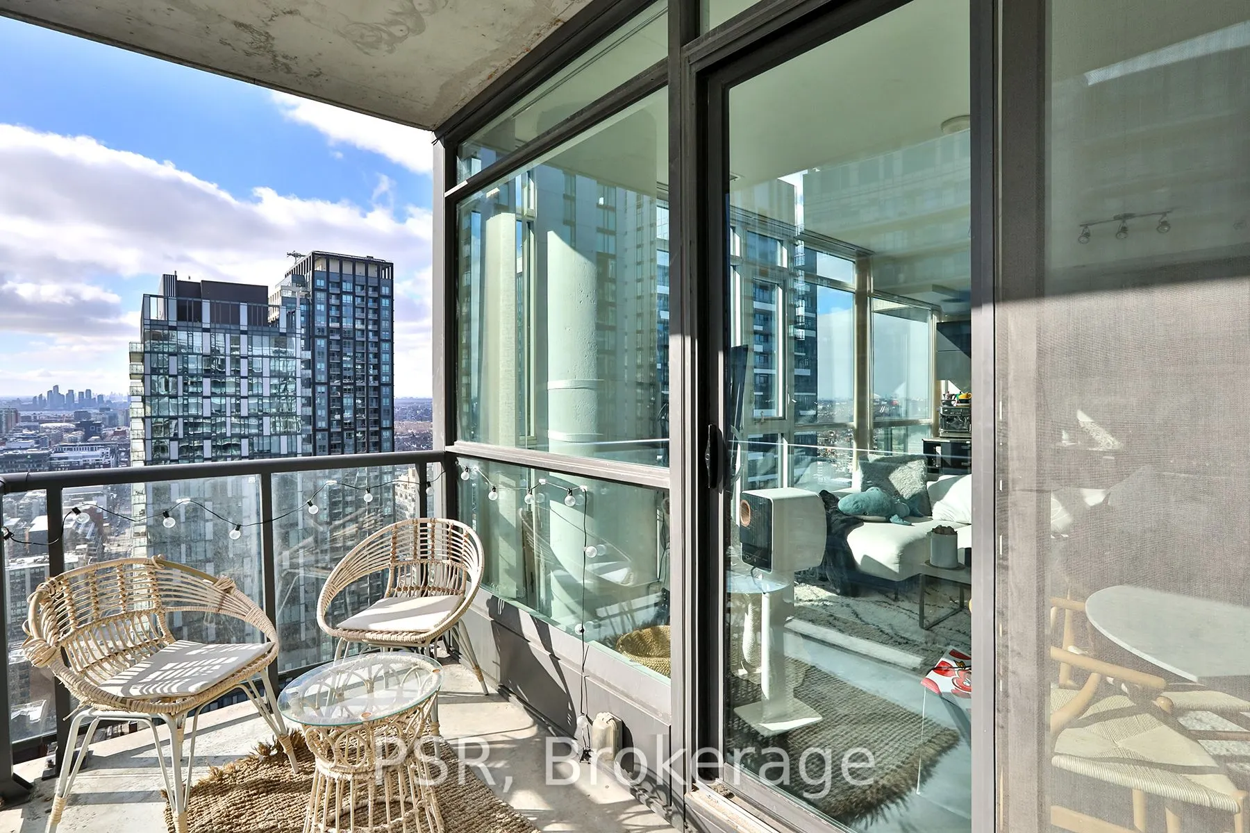 290 Adelaide Street W, #3811