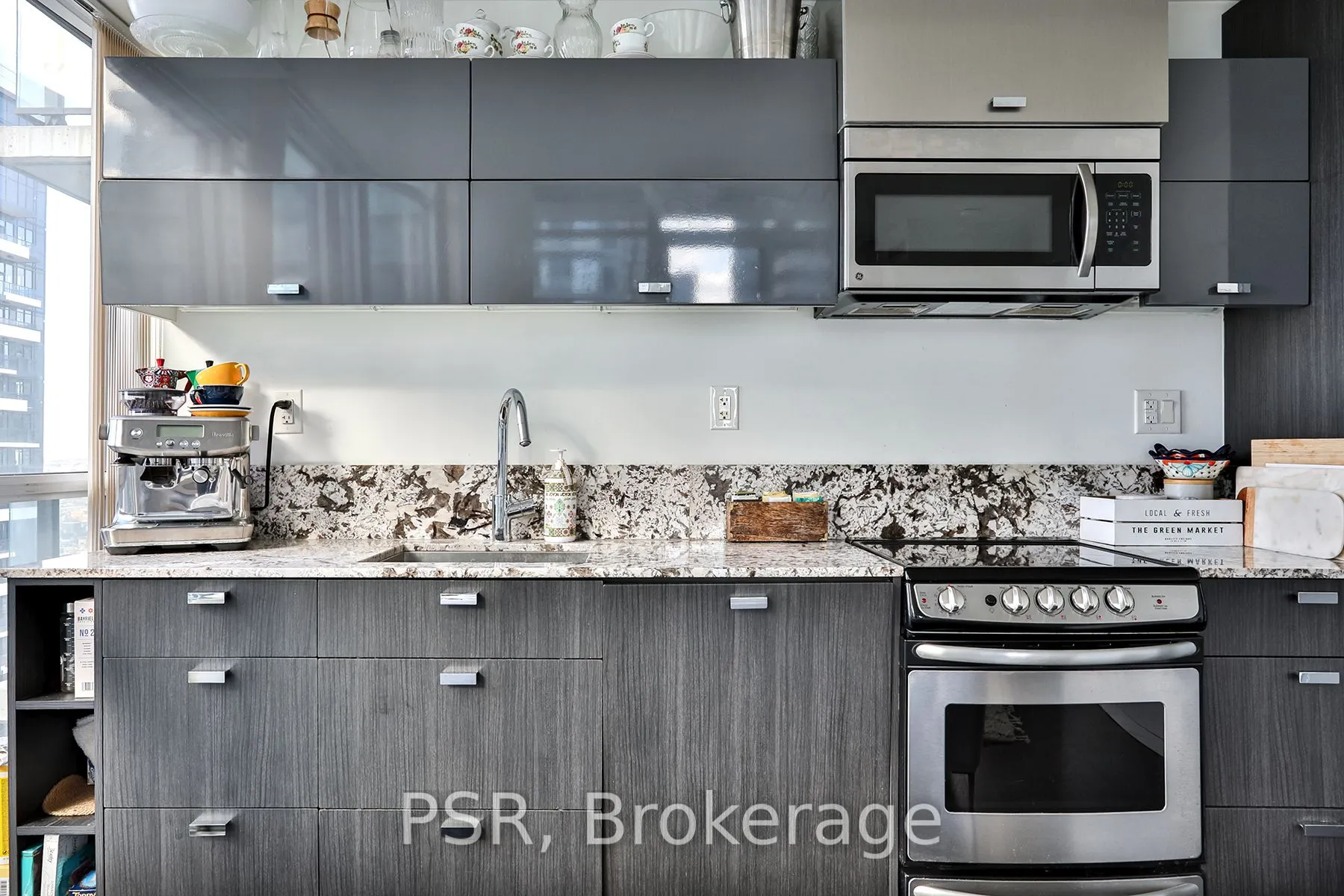 290 Adelaide Street W, #3811