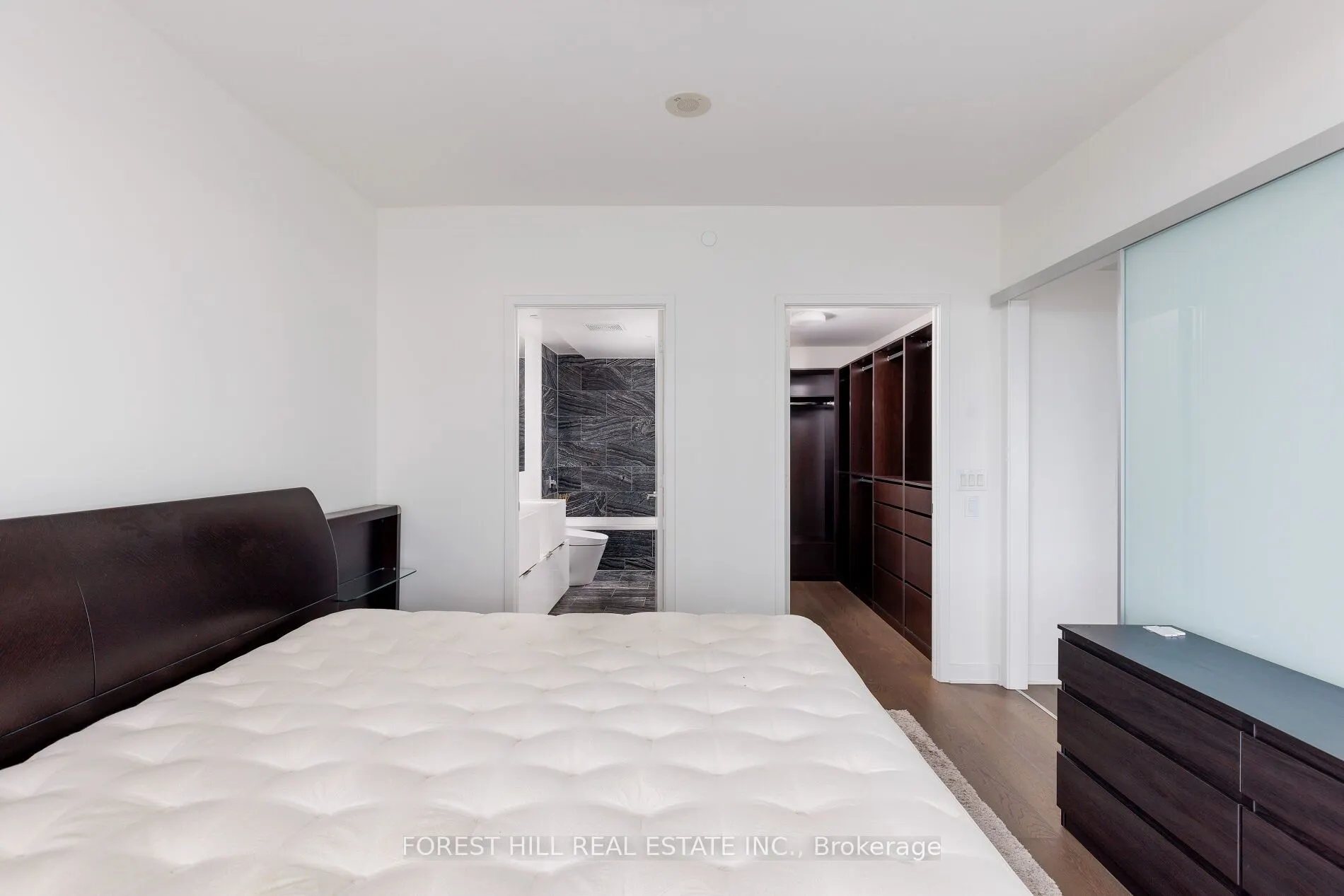 1 Bloor Street E, #6805