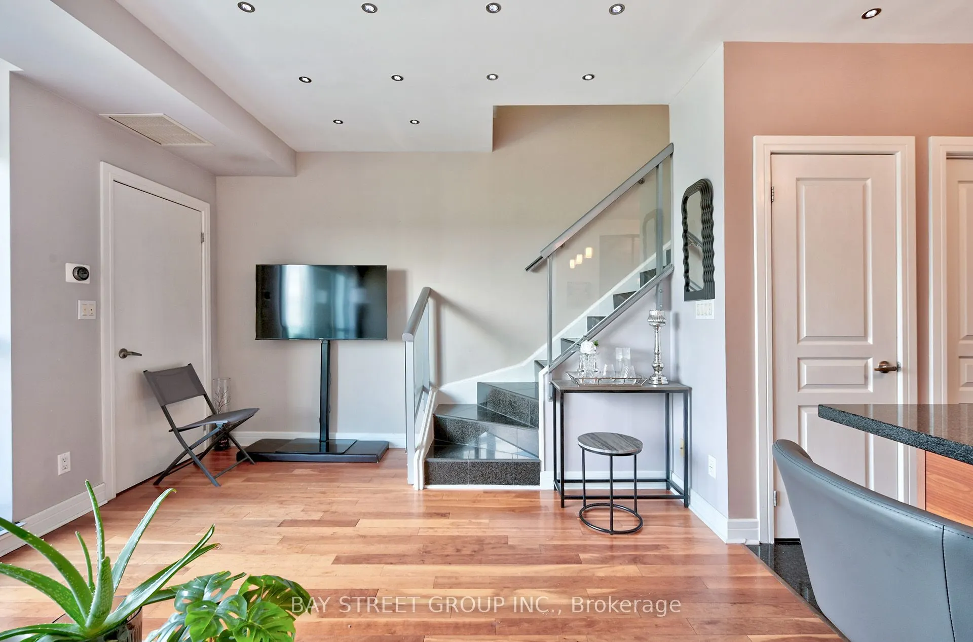 1 Avondale Avenue, #Uph3