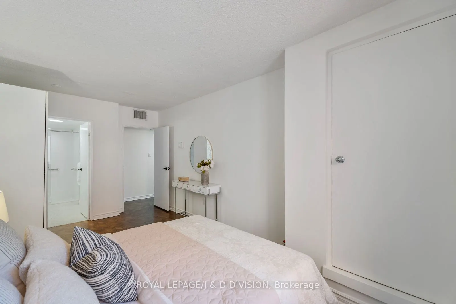 30 Glen Elm Avenue, #305