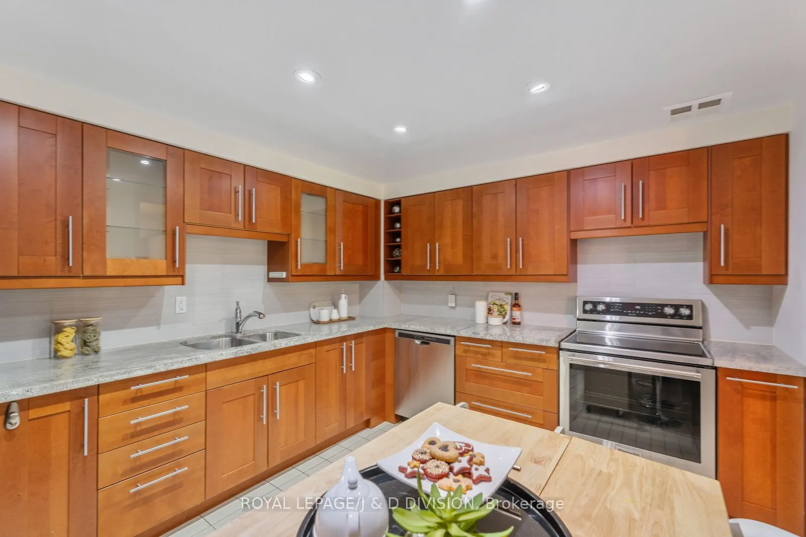 30 Glen Elm Avenue, #305