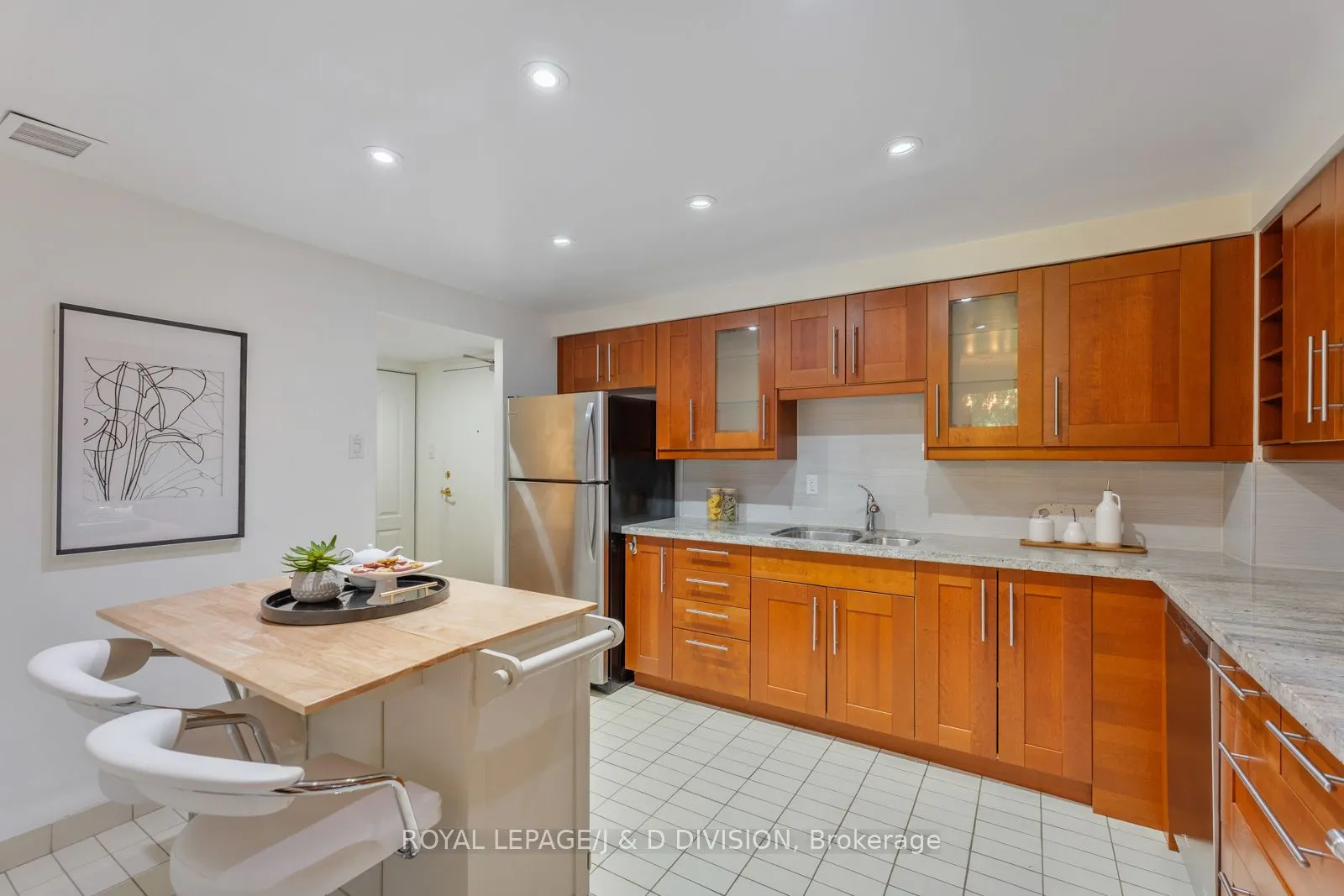 30 Glen Elm Avenue, #305