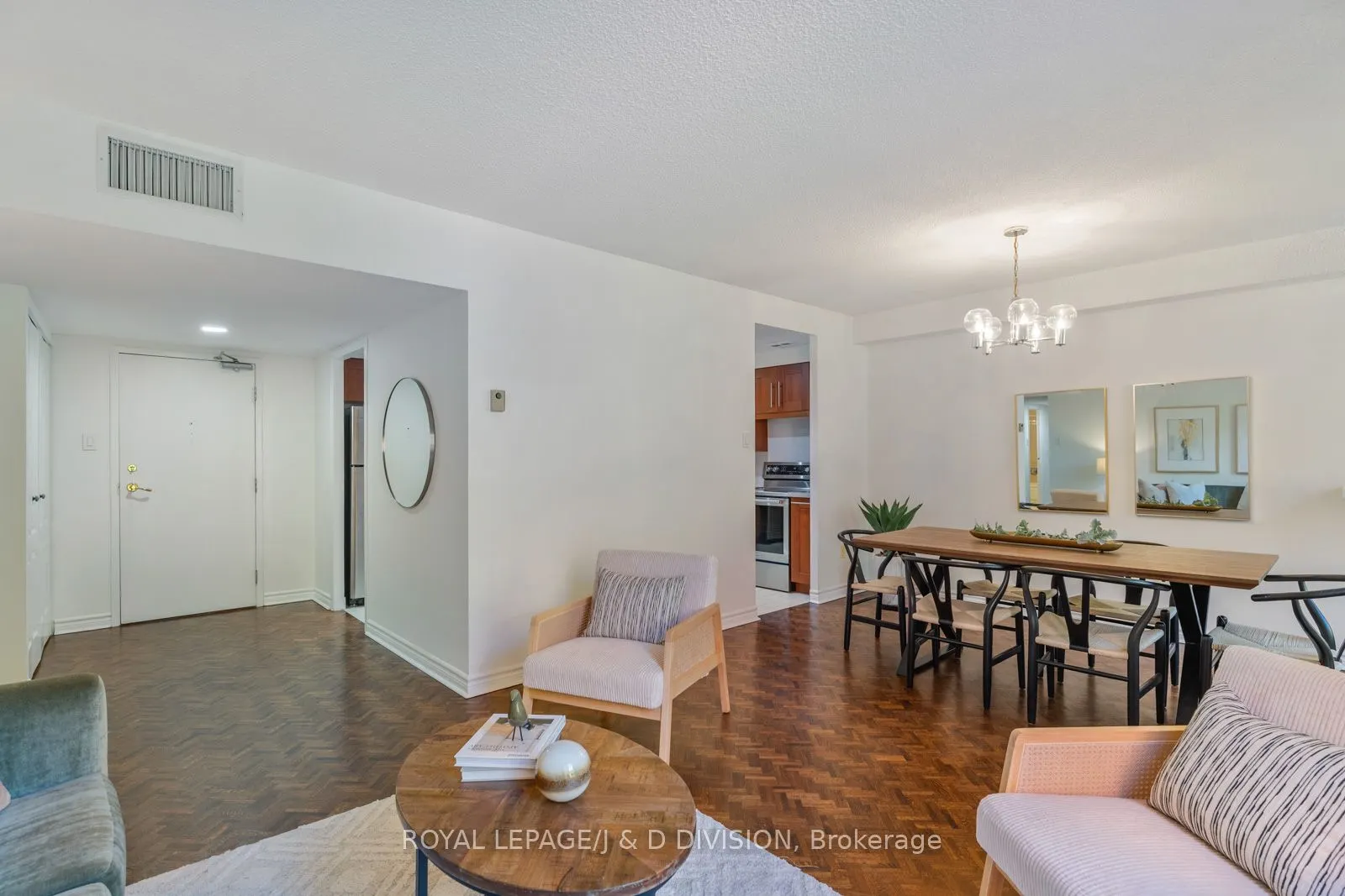 30 Glen Elm Avenue, #305