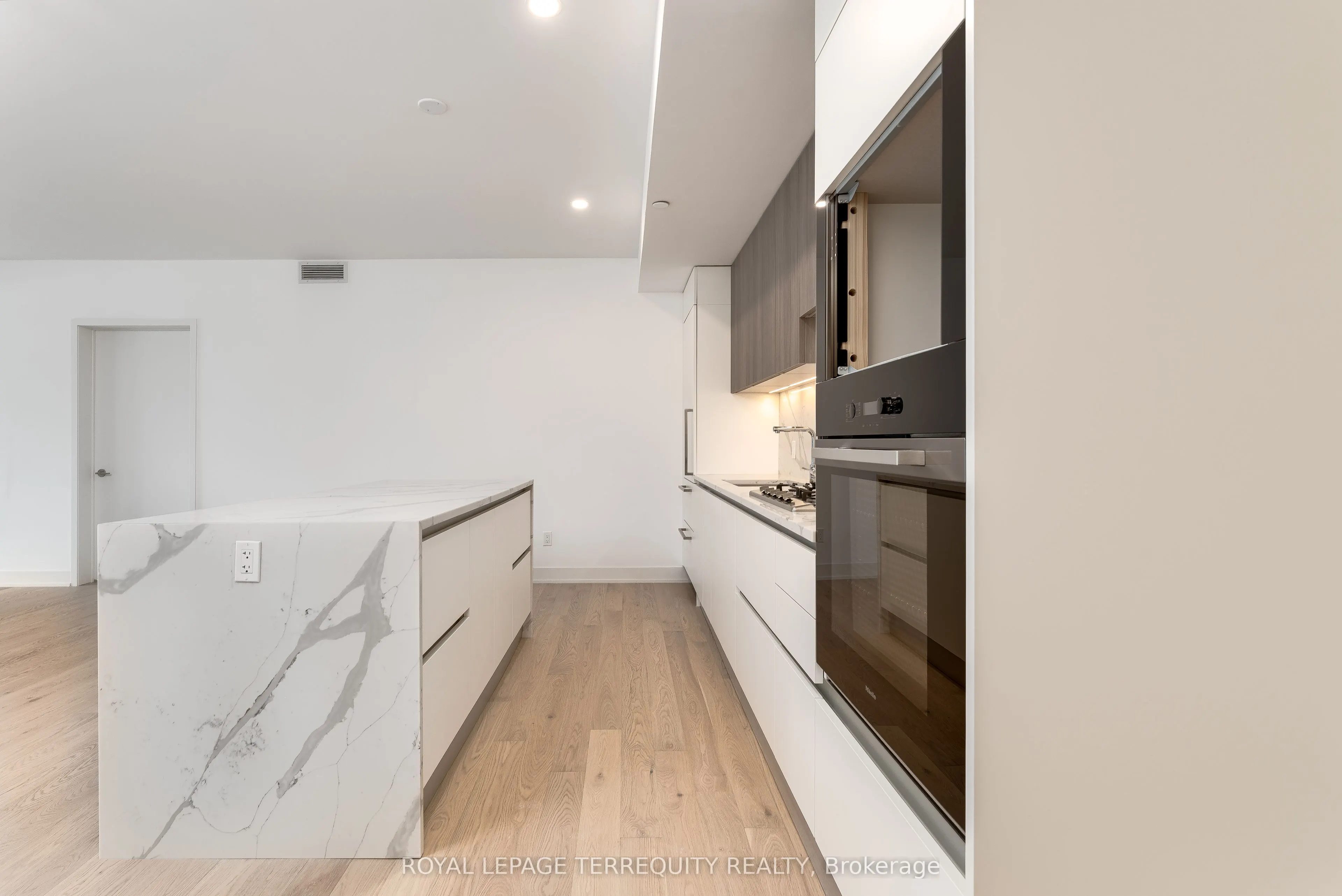 200 Keewatin Avenue, #207