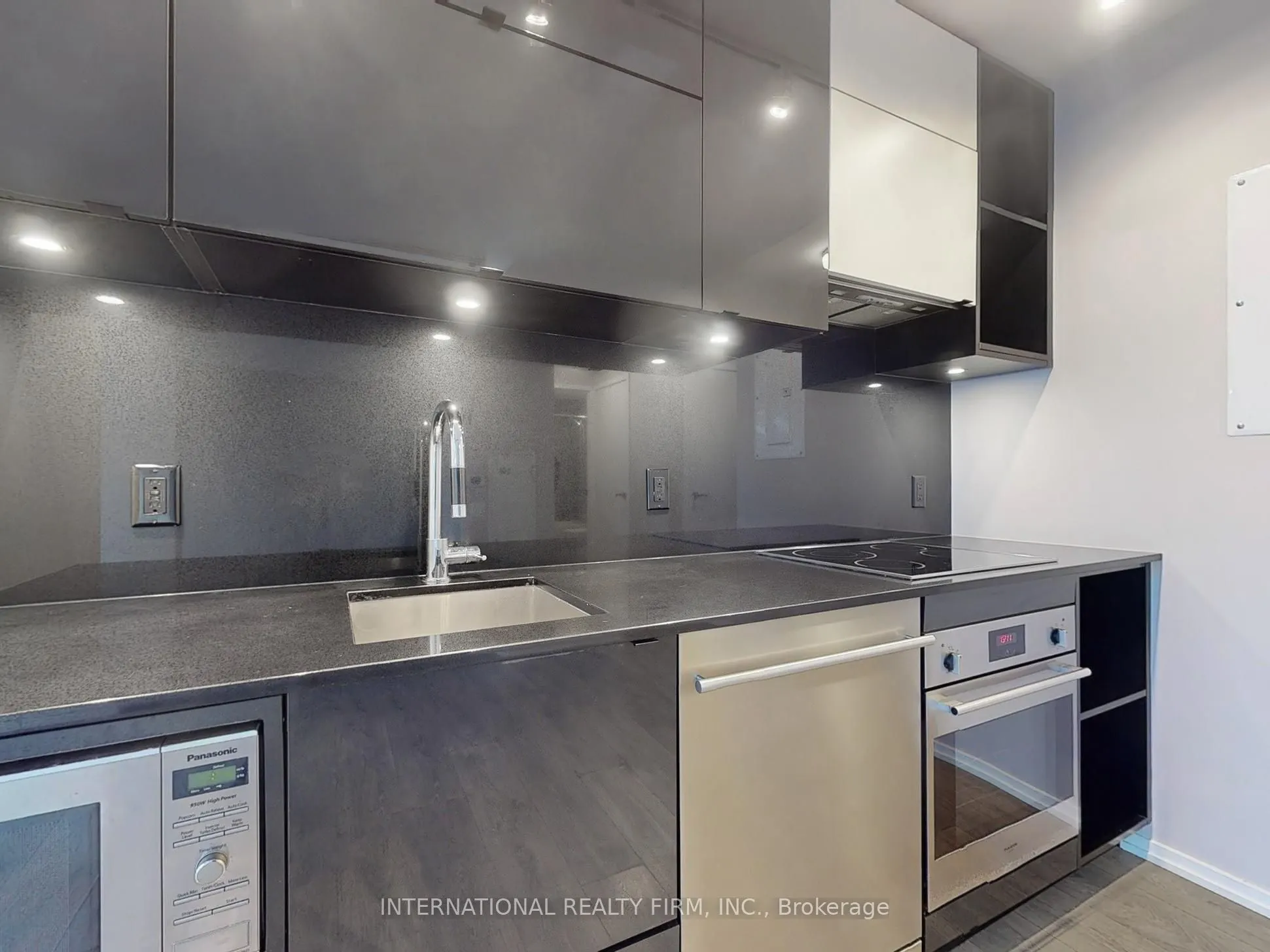 125 Peter Street, #1712