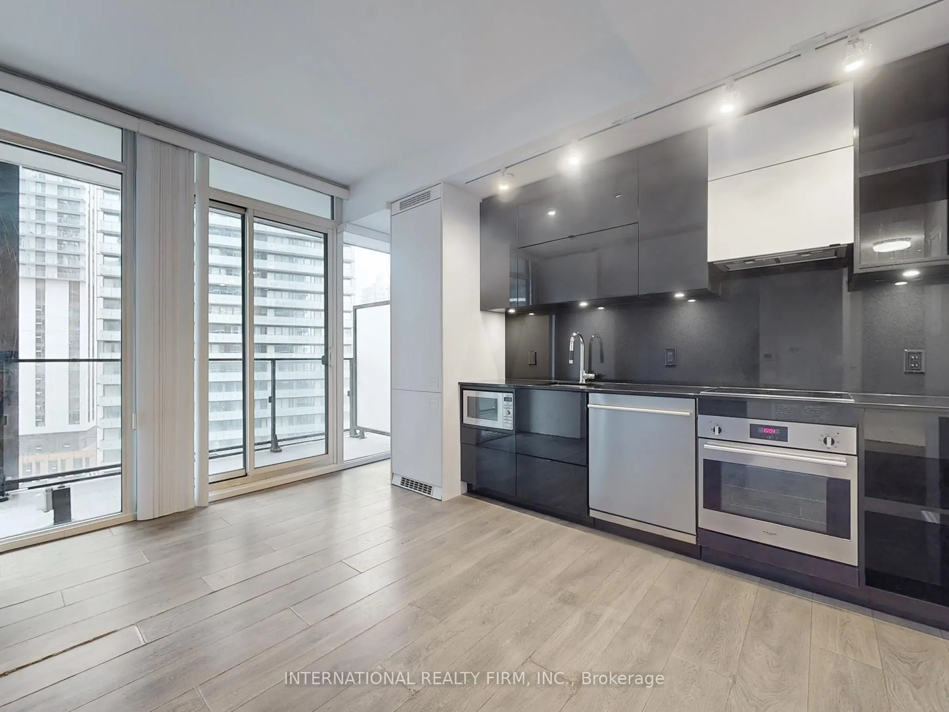 125 Peter Street, #1712