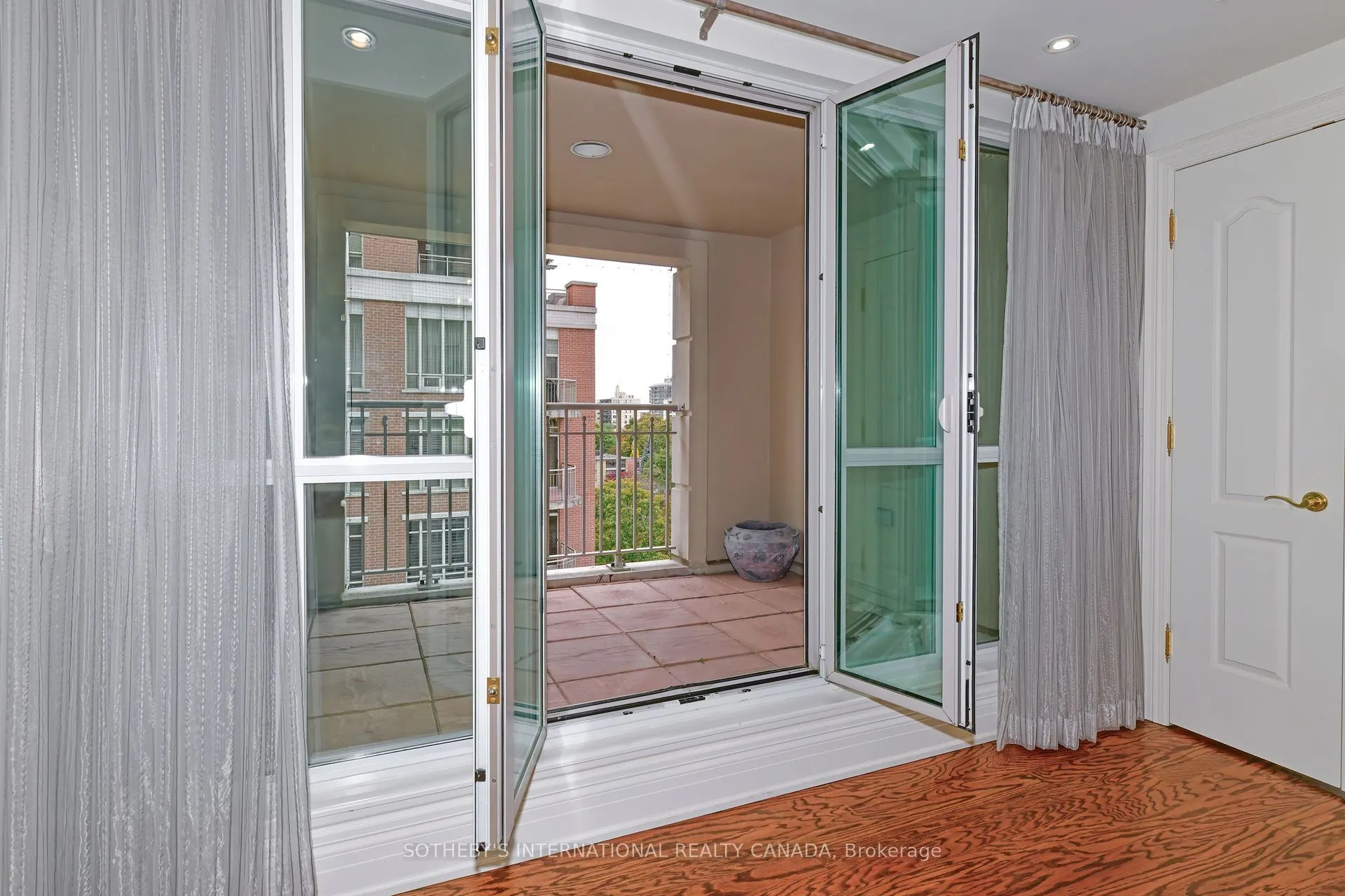 33 Delisle Avenue, #905