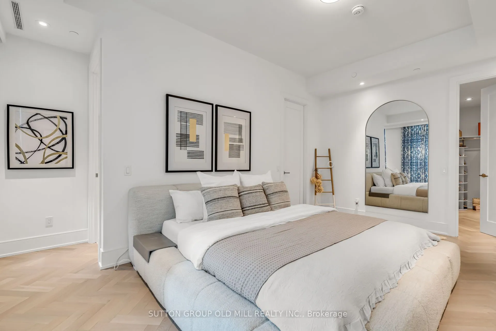 455 Wellington Street W, #711