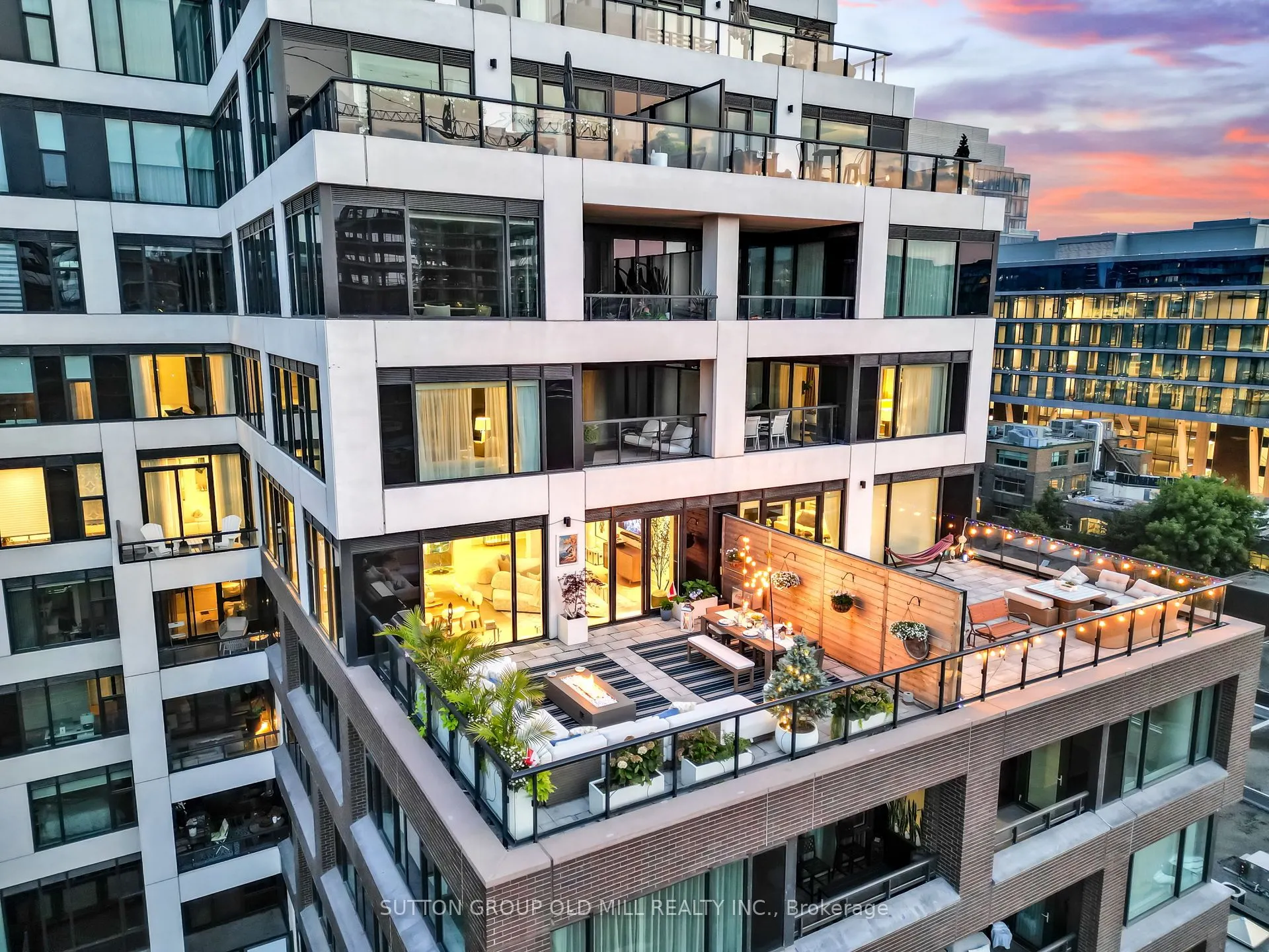 455 Wellington Street W, #711