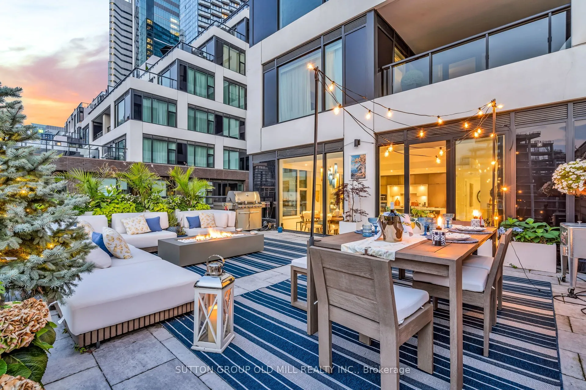 455 Wellington Street W, #711