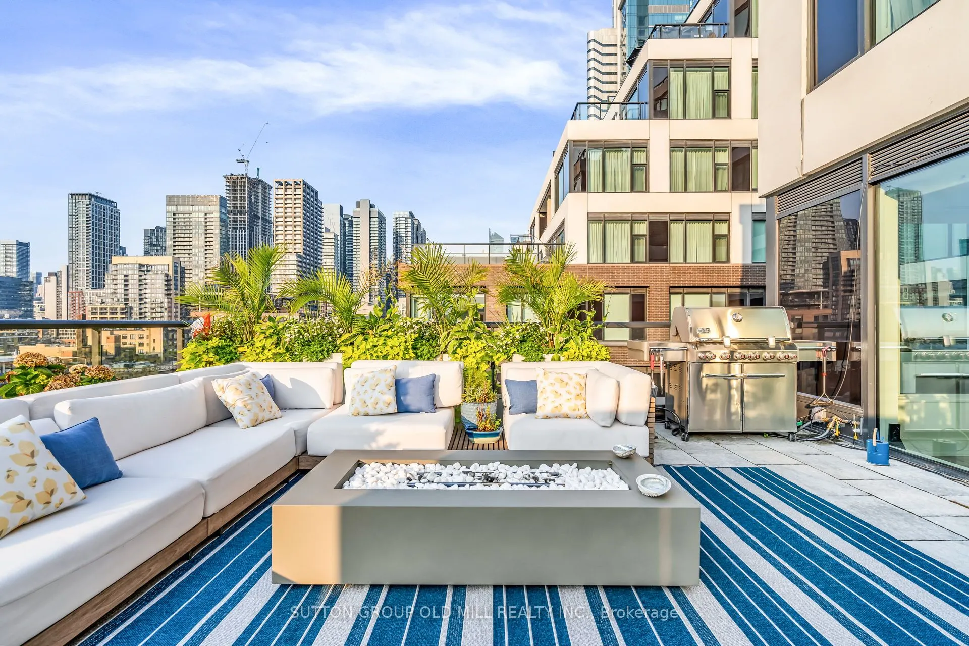 455 Wellington Street W, #711