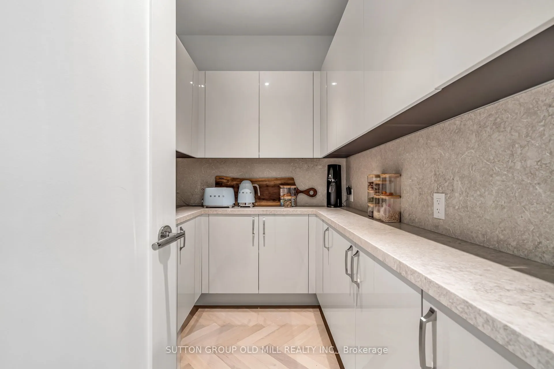 455 Wellington Street W, #711