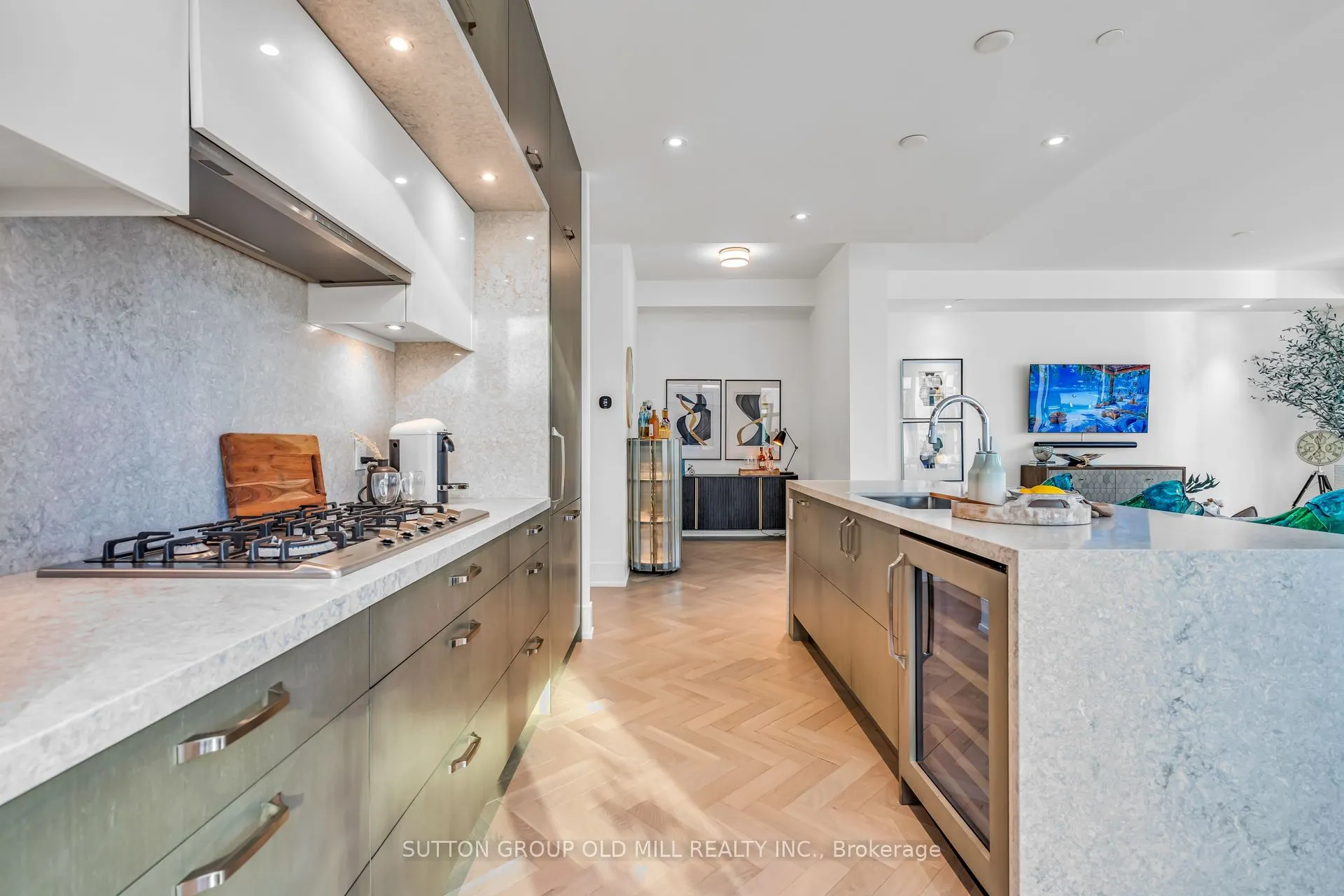 455 Wellington Street W, #711