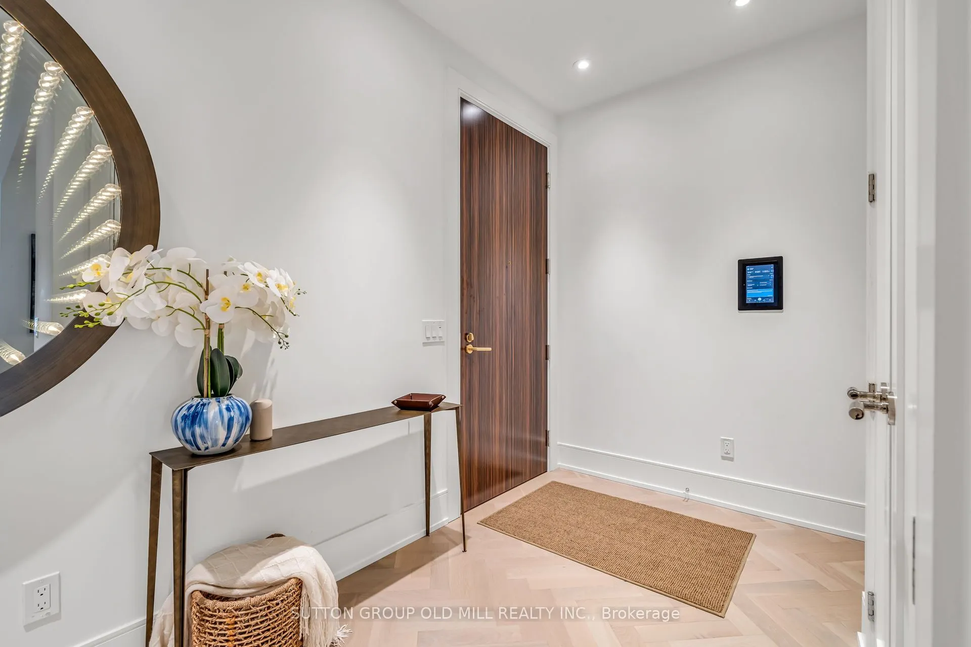 455 Wellington Street W, #711