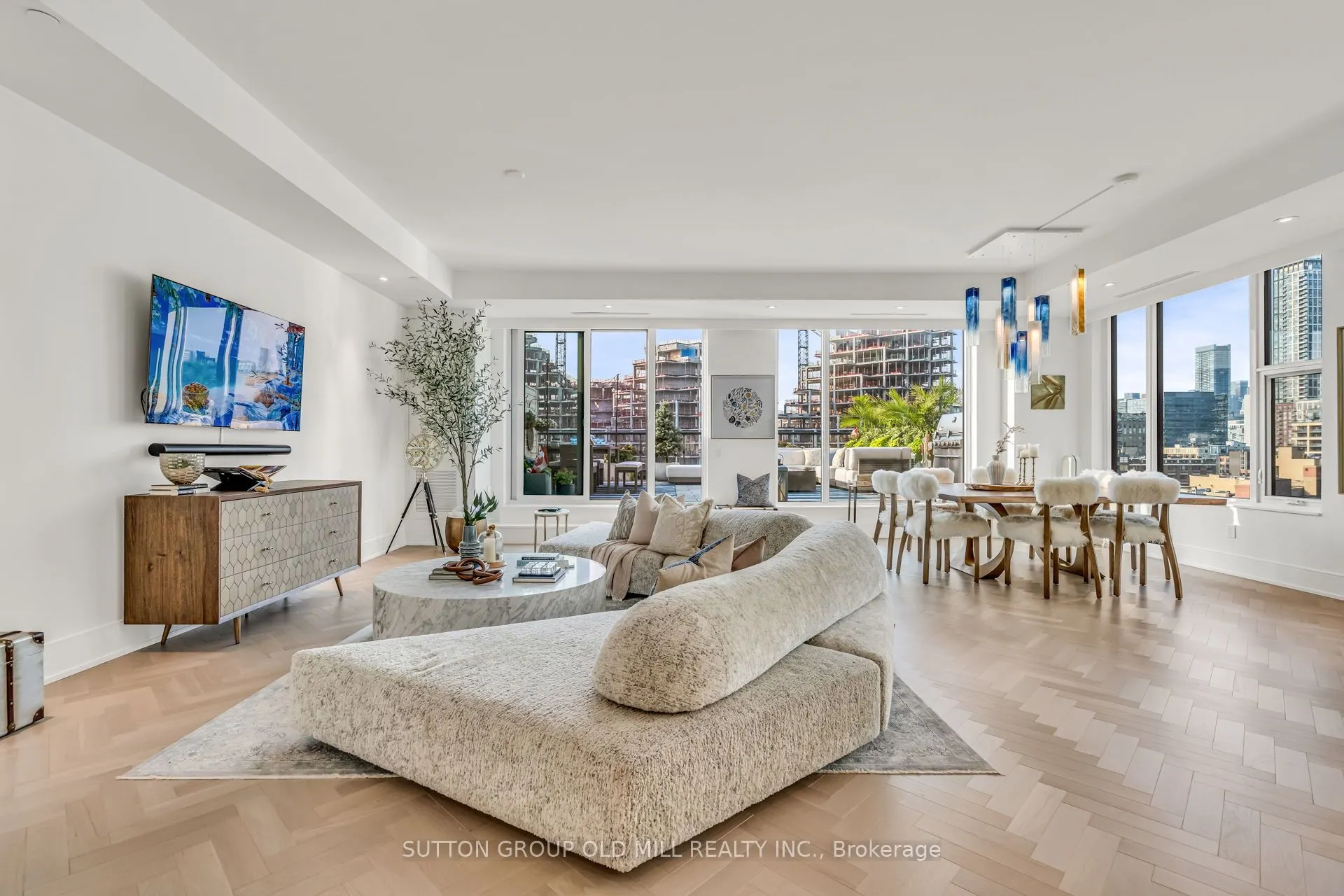 455 Wellington Street W, #711