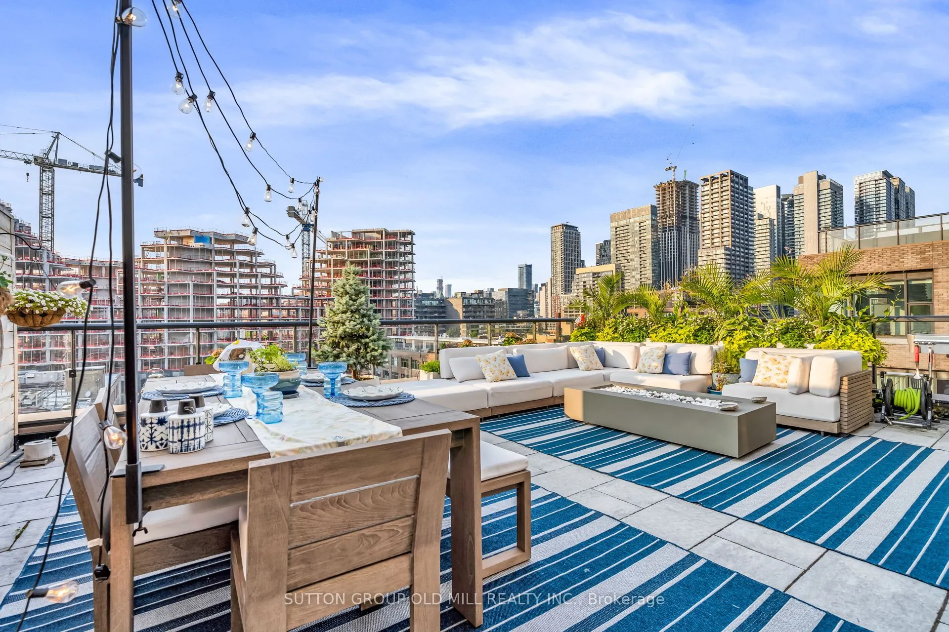 455 Wellington Street W, #711