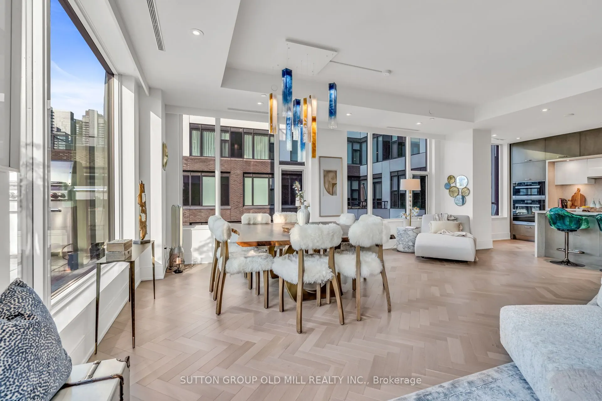 455 Wellington Street W, #711