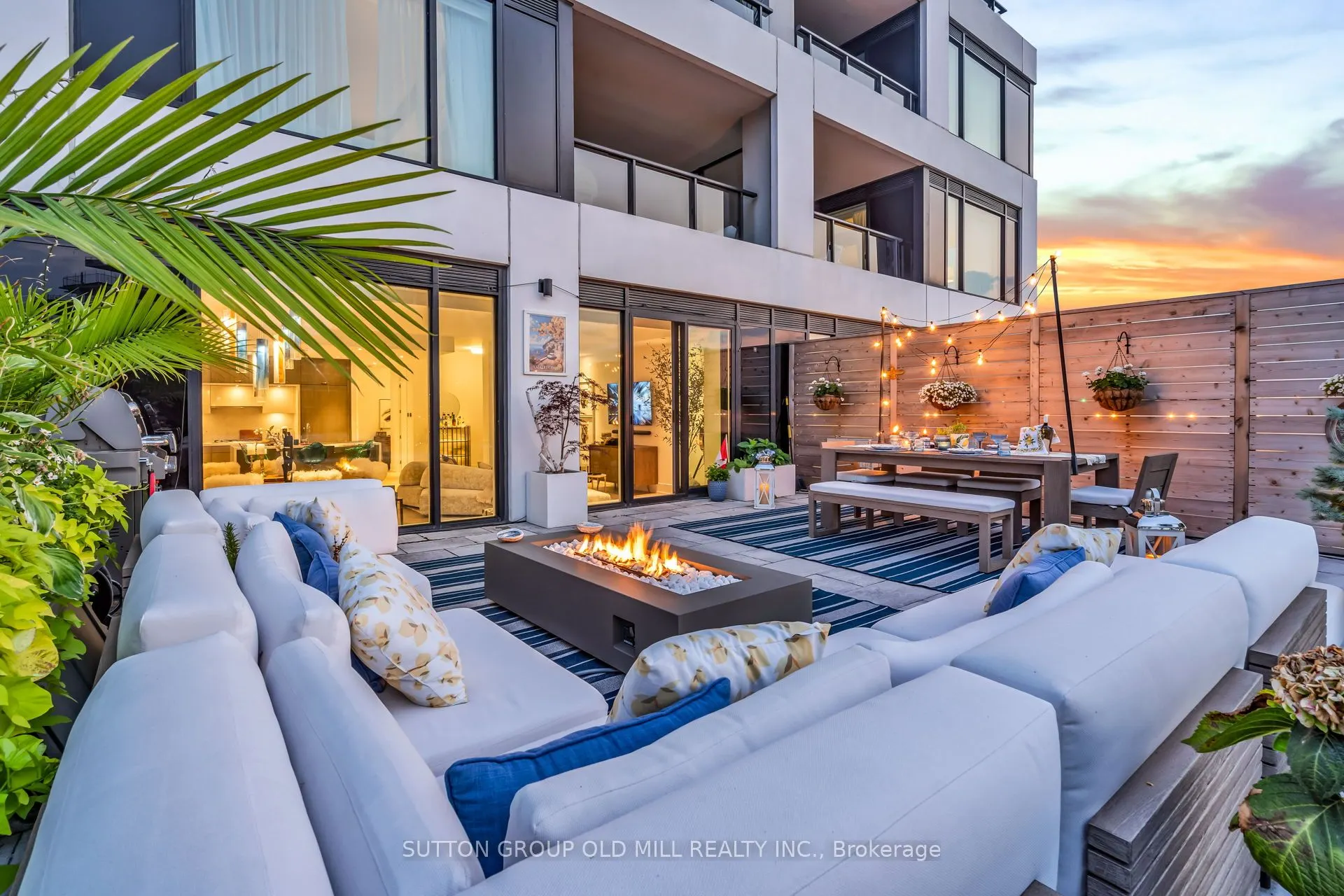 455 Wellington Street W, #711