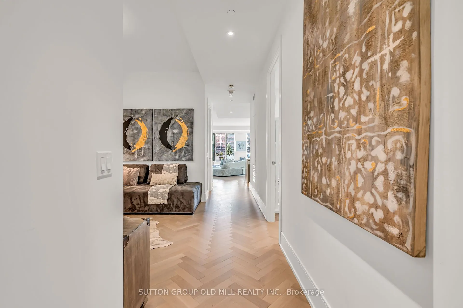 455 Wellington Street W, #711