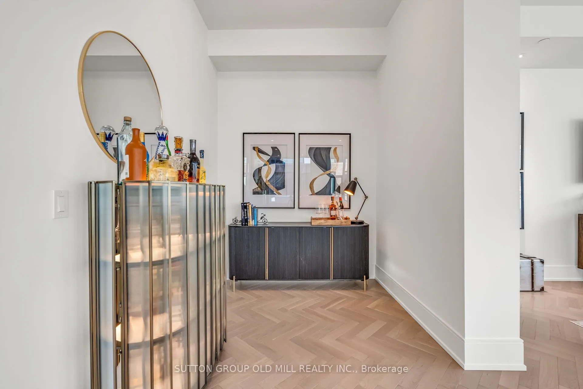 455 Wellington Street W, #711