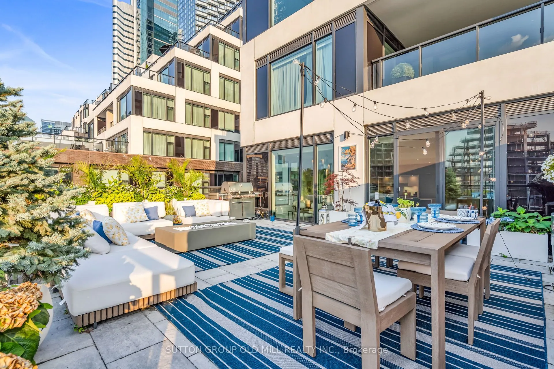 455 Wellington Street W, #711