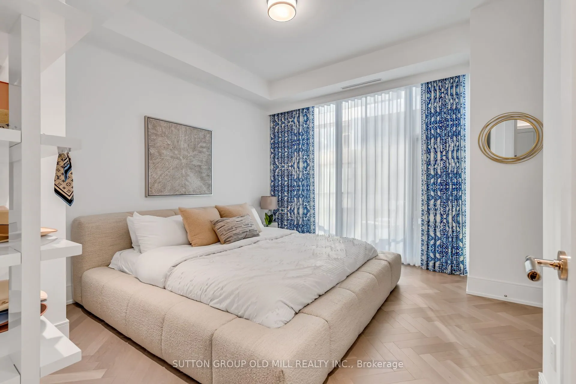 455 Wellington Street W, #711