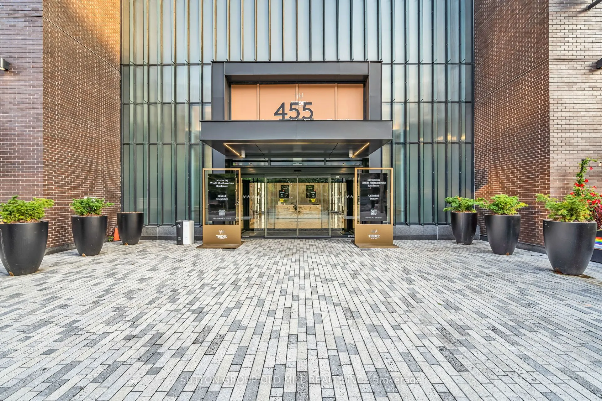 455 Wellington Street W, #711