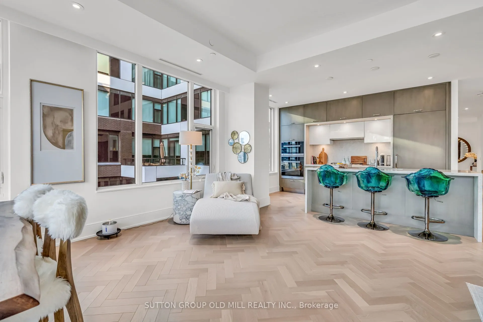 455 Wellington Street W, #711