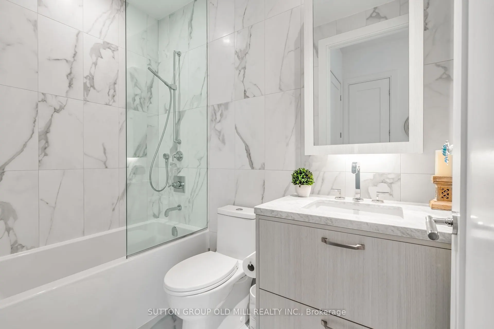 455 Wellington Street W, #711