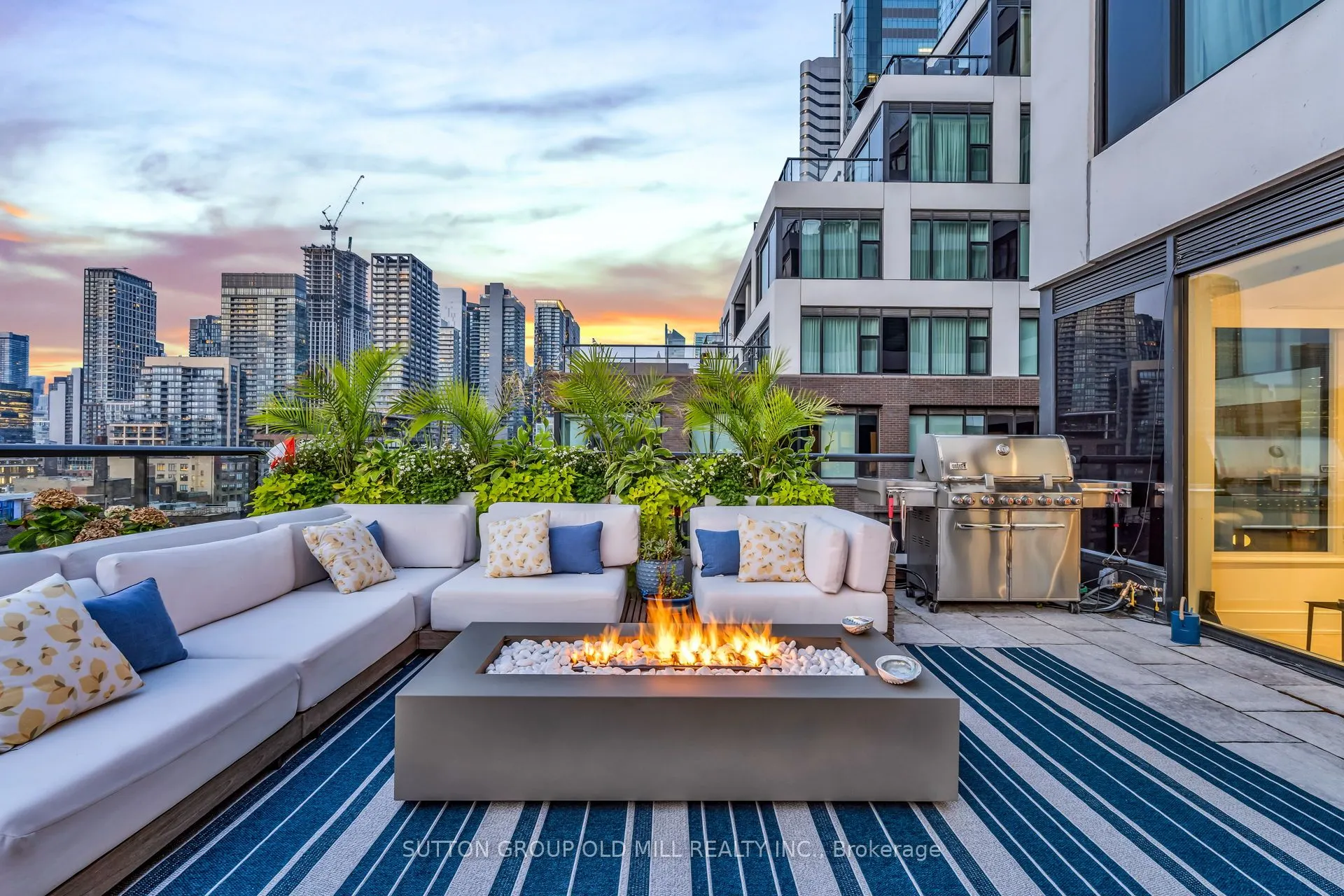 455 Wellington Street W, #711