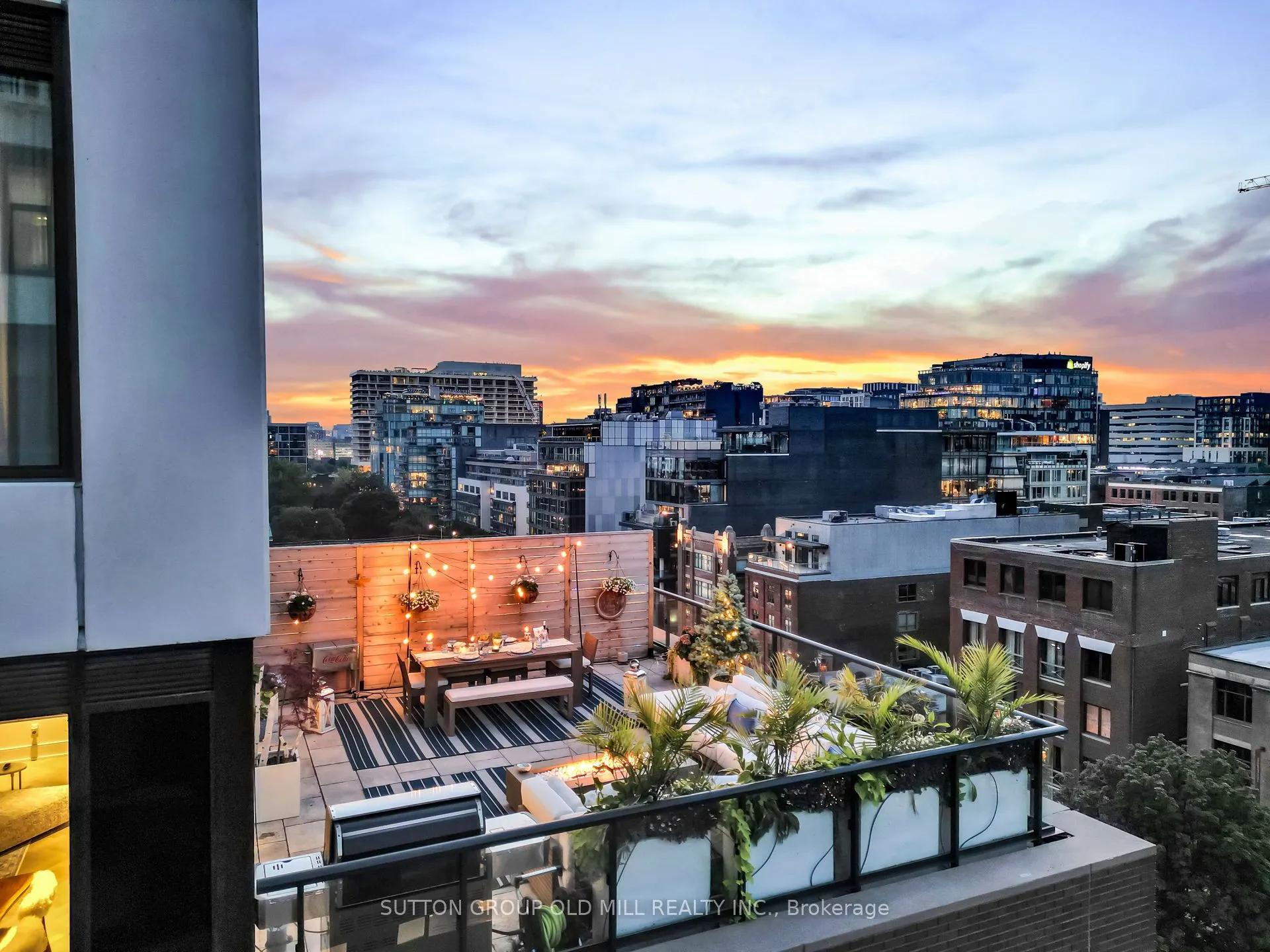 455 Wellington Street W, #711