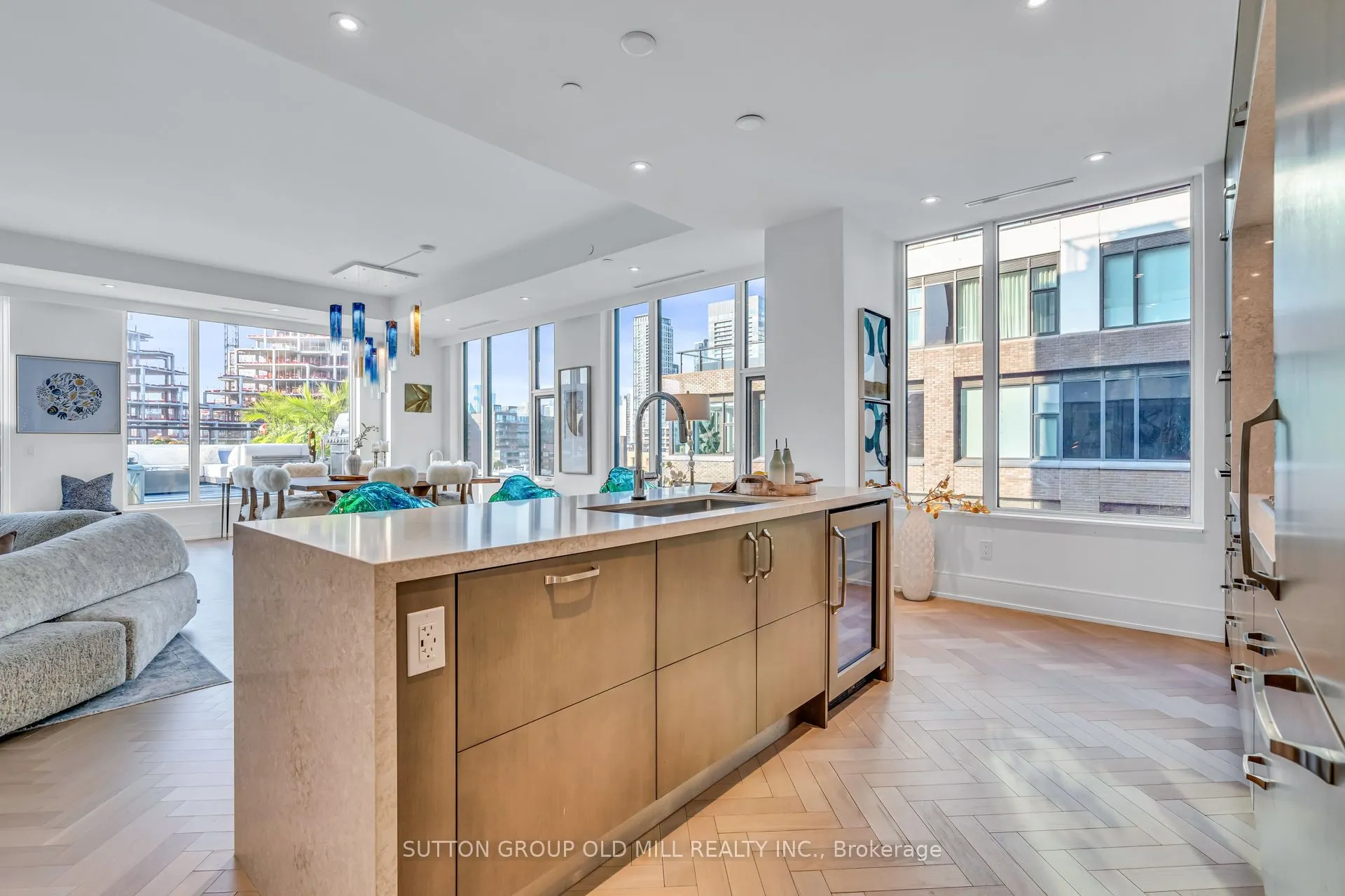 455 Wellington Street W, #711