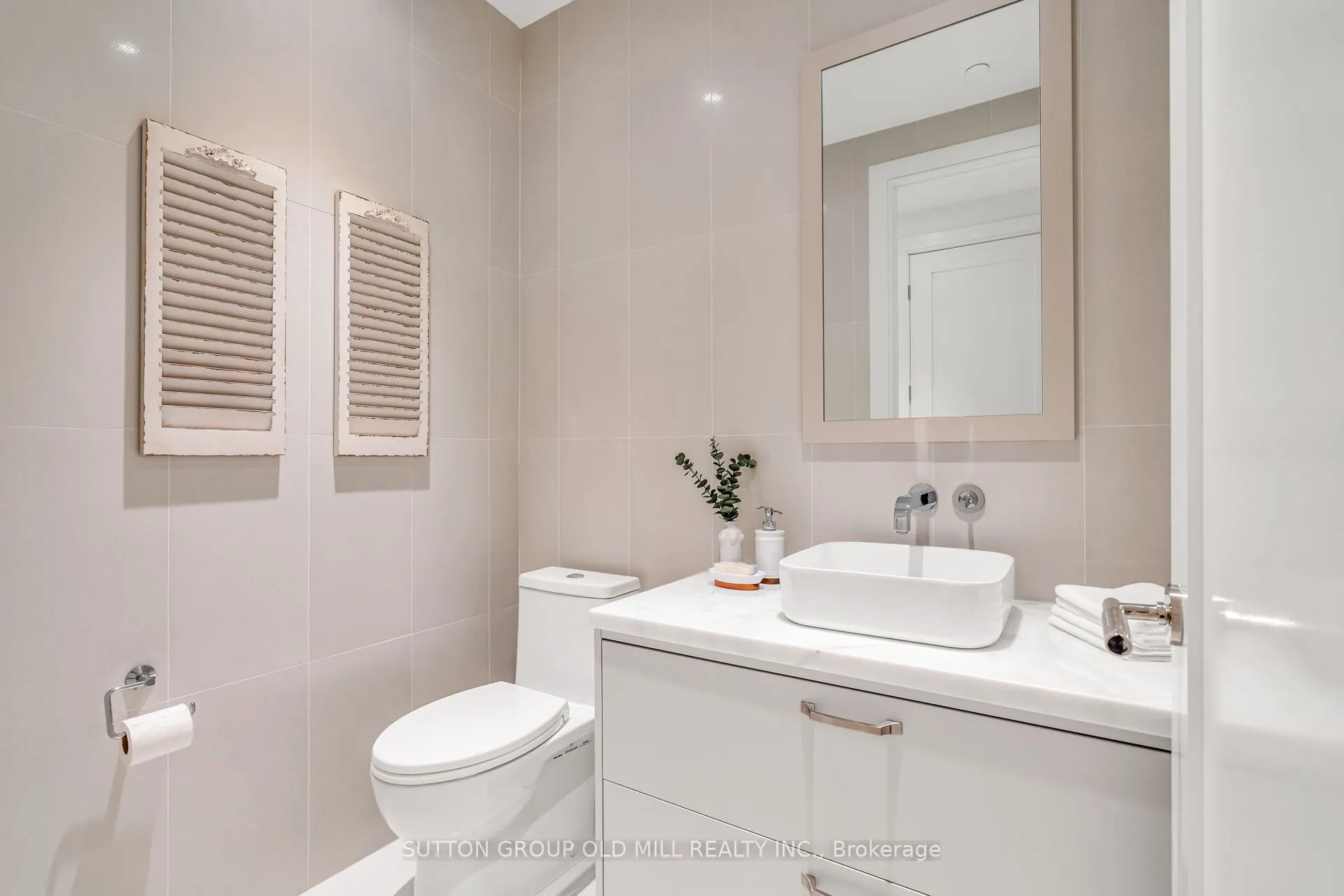 455 Wellington Street W, #711