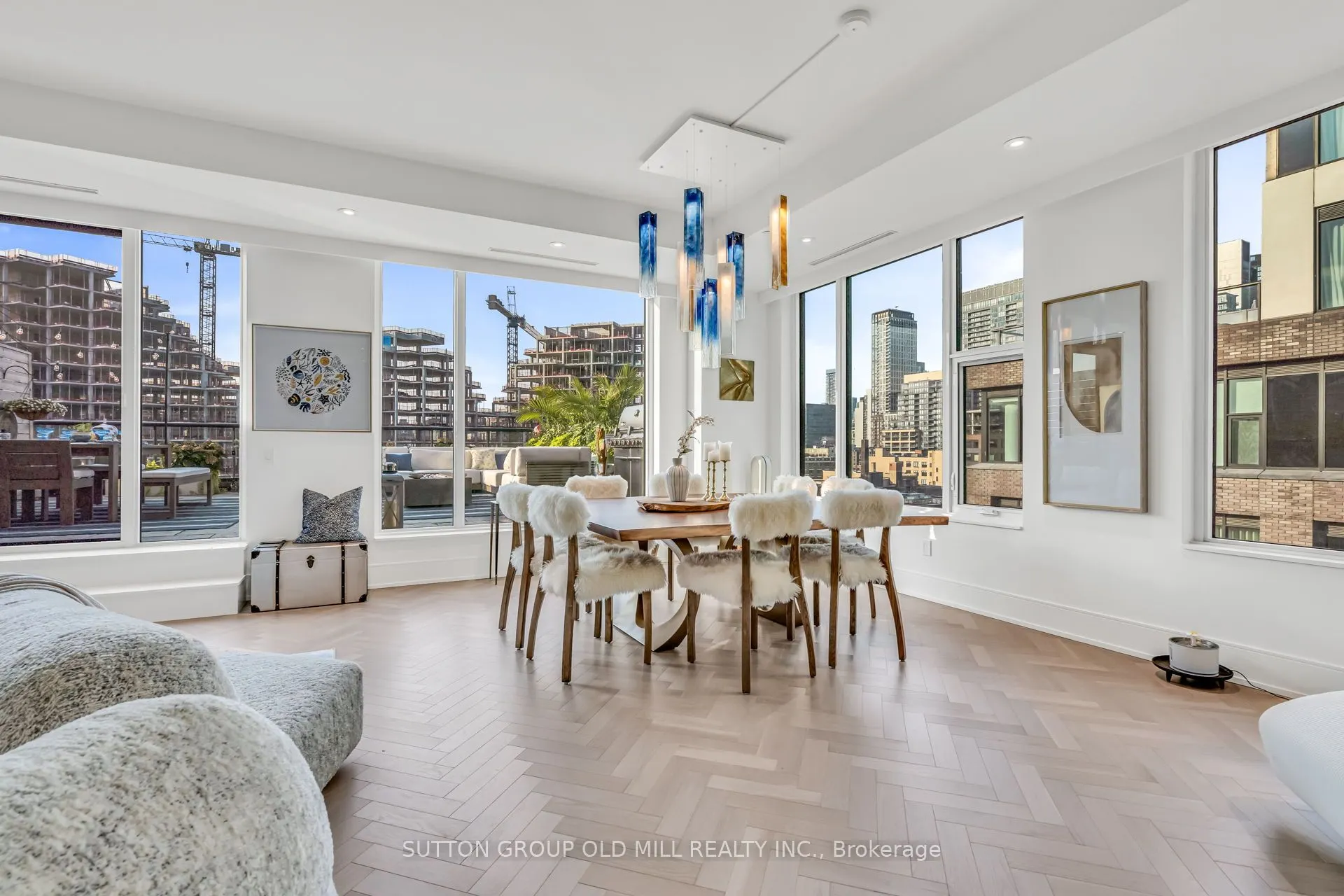 455 Wellington Street W, #711