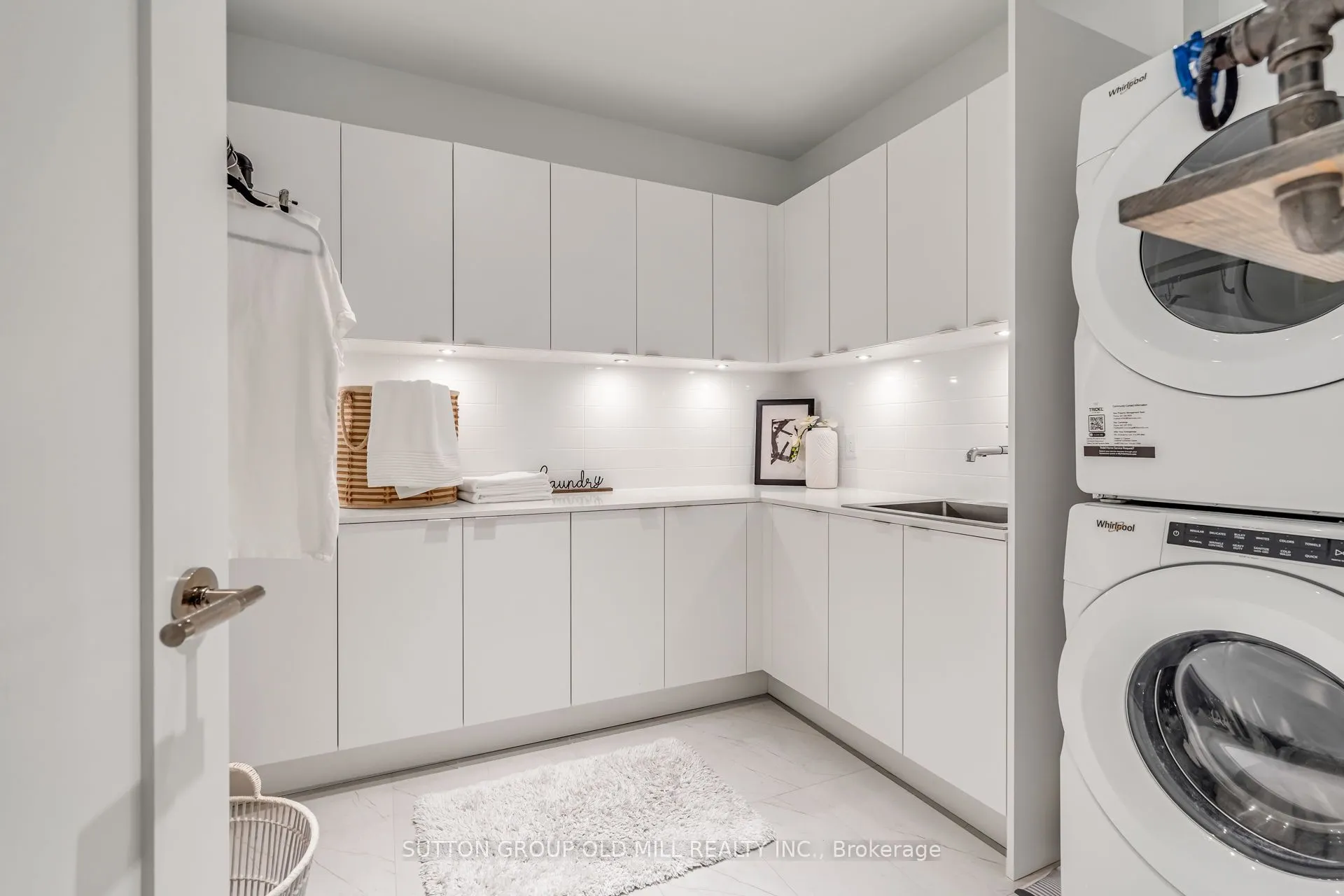 455 Wellington Street W, #711