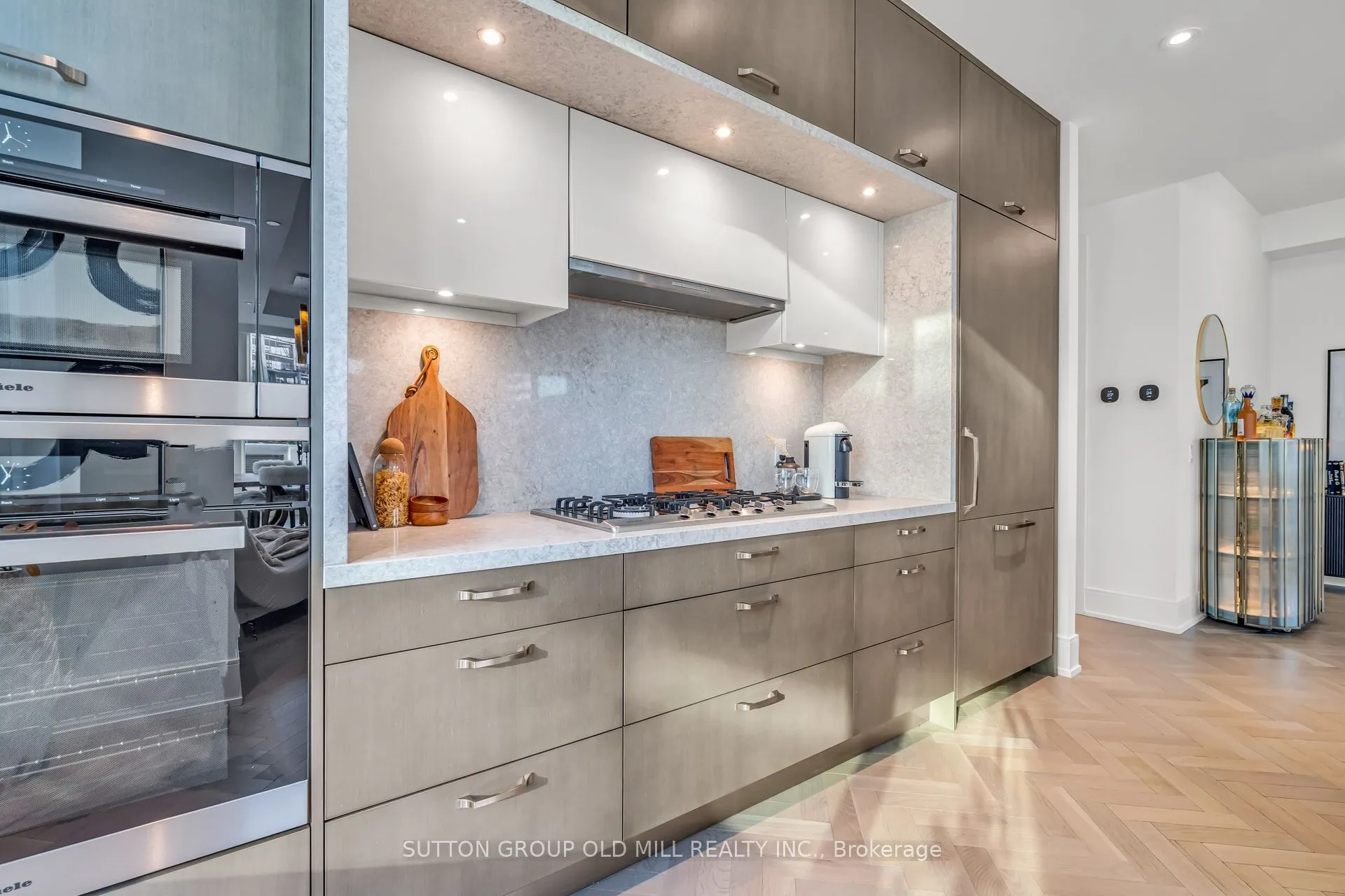 455 Wellington Street W, #711